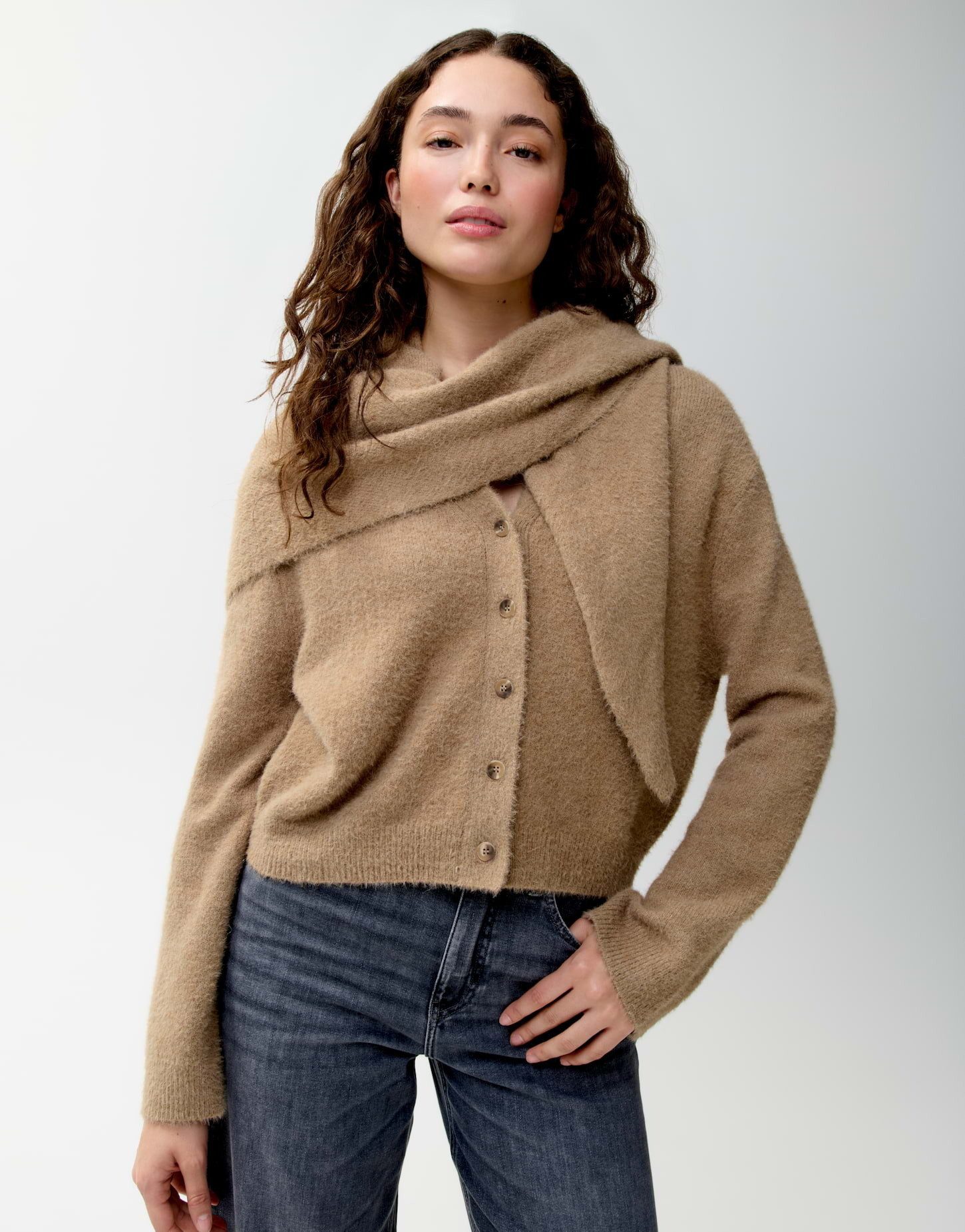 OPUS PANTS Strickjacke Pina aus Nylon mit flauschiger Oberfläche Gerade Silhouette mit abnehmbarem Schal und flauschiger Haptik