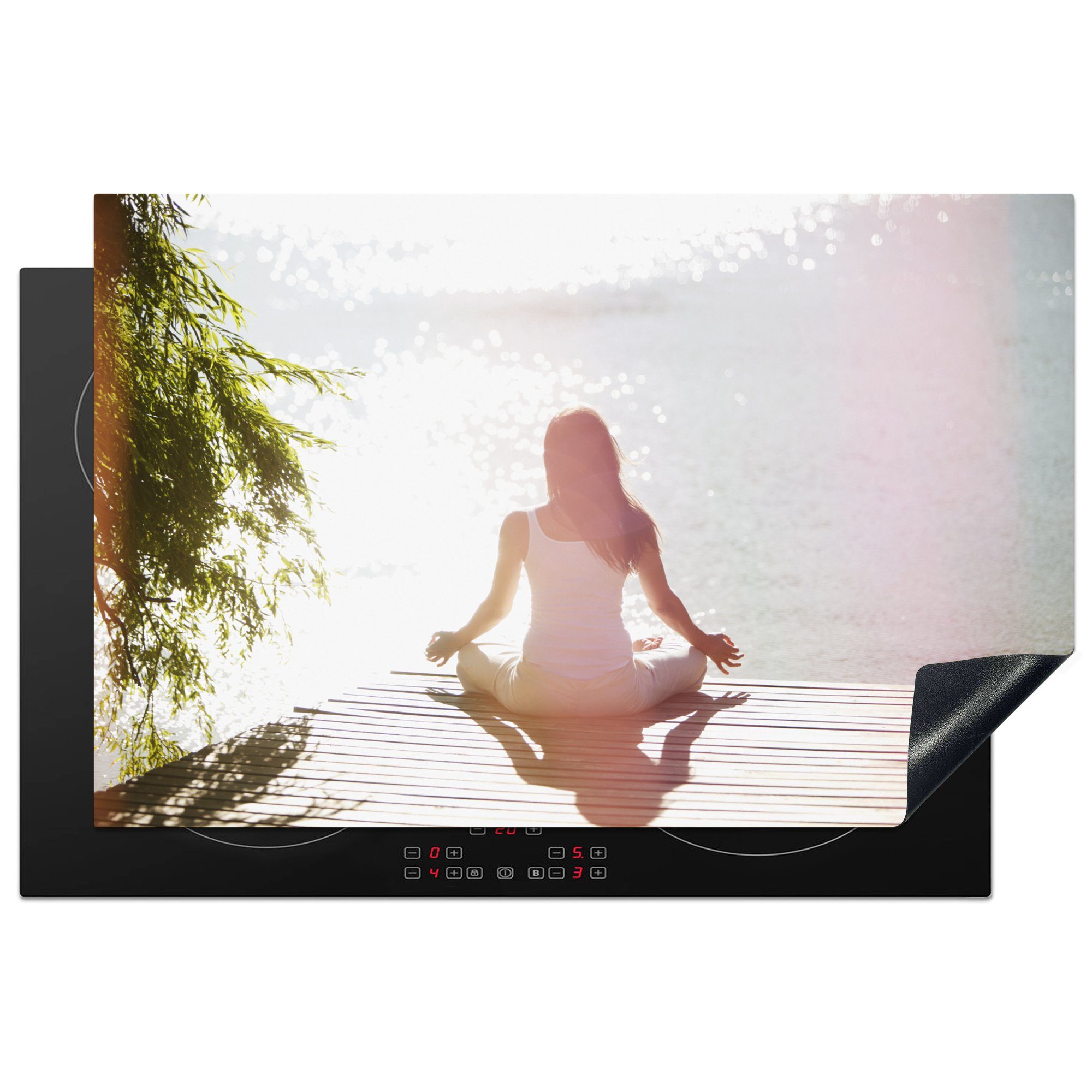 MuchoWow Herdblende-/Abdeckplatte Eine Frau praktiziert Yoga auf einer Seebrücke, Vinyl, (1 tlg), 81x52 cm, Induktionskochfeld Schutz für die küche, Ceranfeldabdeckung