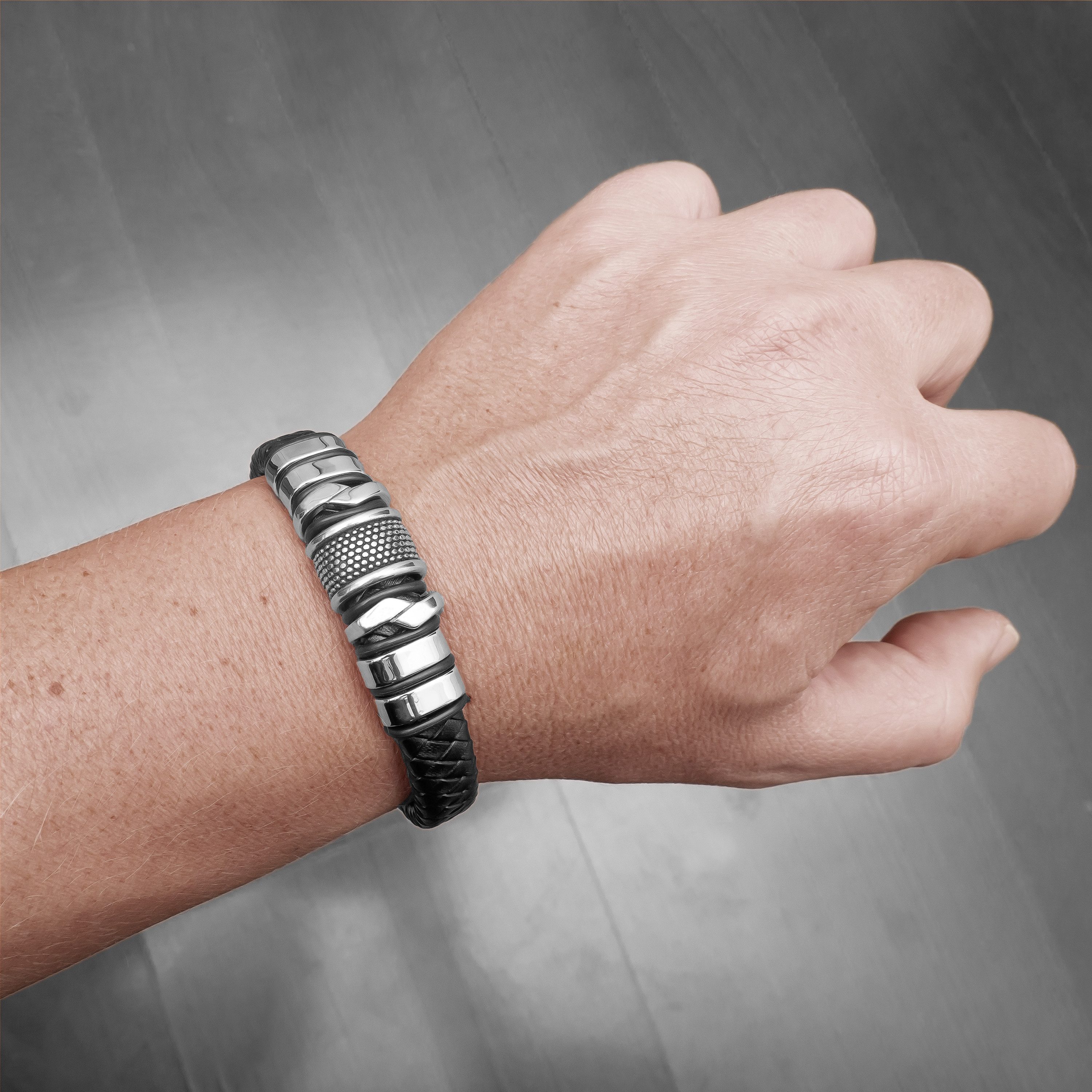 UNIQAL.de Lederarmband „MAMBA“ – Maskulines Design in Schwarz & Silber (Echtleder, Edelsthal, Magnetverschluss mit Verlängerungsglied, perfektes Geschenk, Bewährte UNIQAL Qualität), Designed in Germany