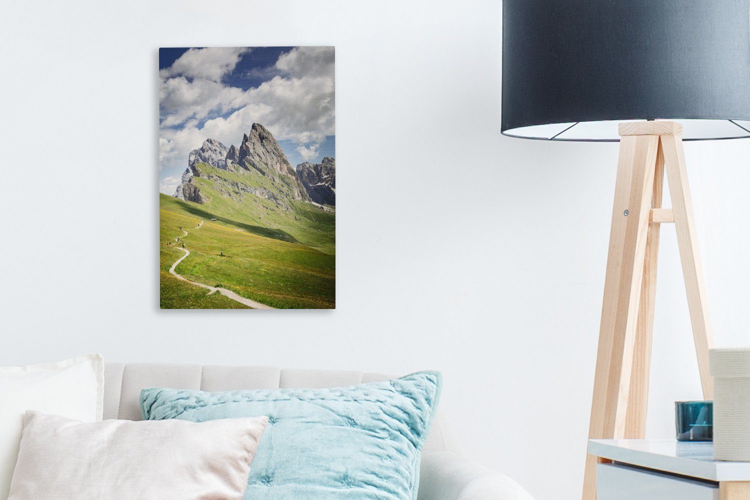 Dolomiten, Gipfeln Schmaler fertig Leinwandbild den 20x30 führt Gemälde, der Leinwandbild St), (1 OneMillionCanvasses® inkl. bespannt cm zu Zackenaufhänger, Wanderweg