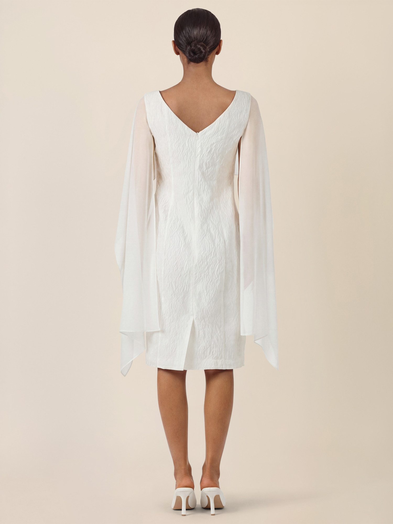 Apart Brautkleid mit Cape-Effekt