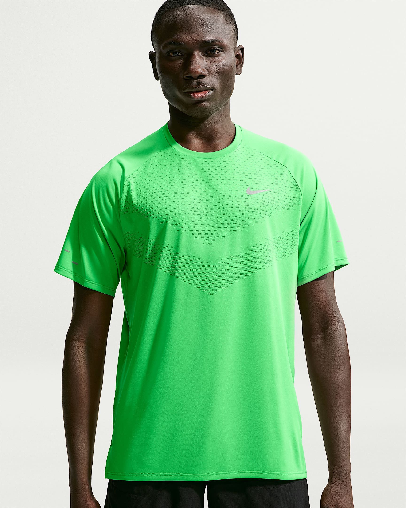 Nike Laufshirt M NK DFADV STRIDE SS TOP Kurzarm-Design, mit Rundhalsausschnitt, normale Länge, atmungsaktiv