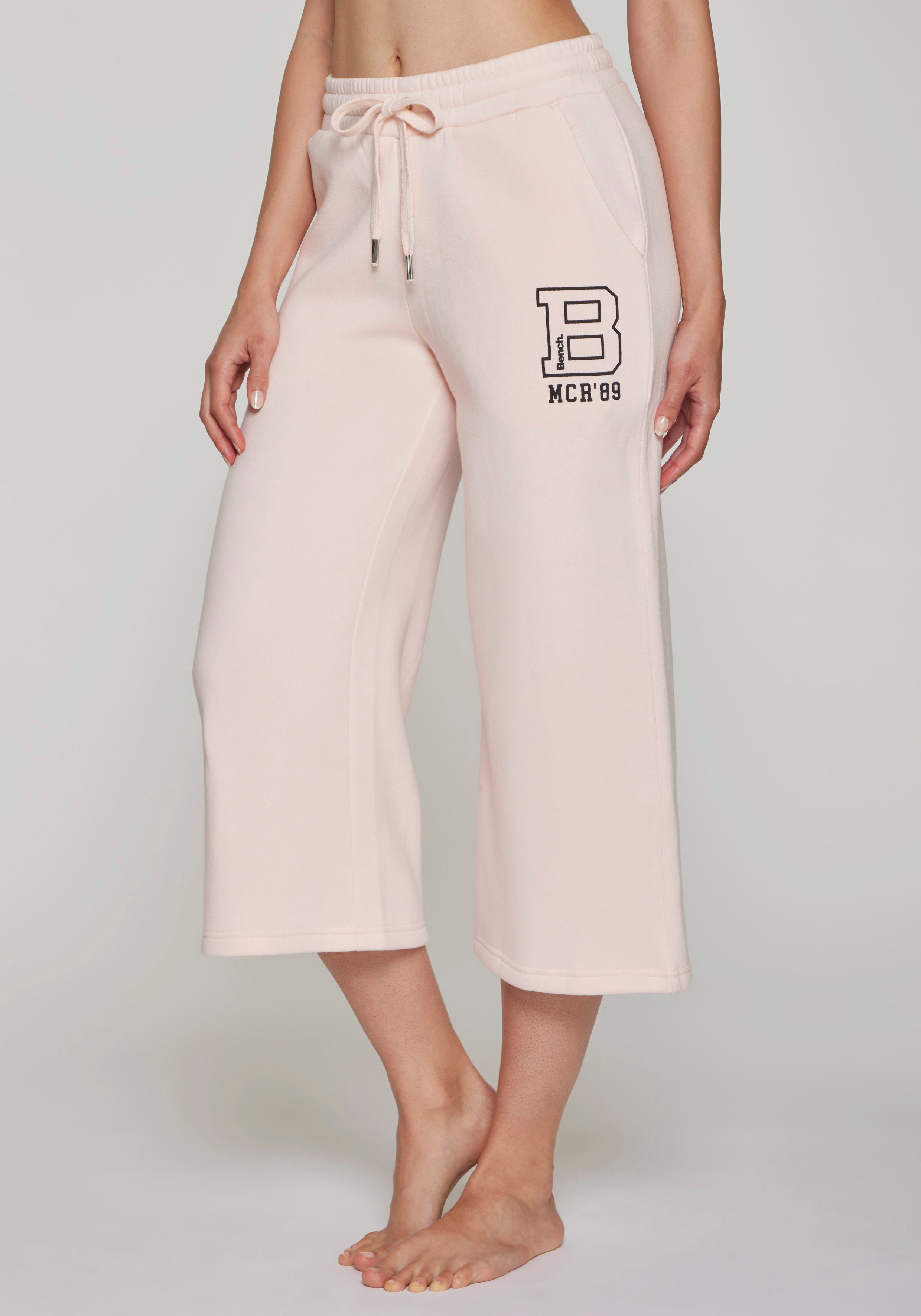 Bench. Loungewear 7/8-Hose mit seitlichen Taschen und Logoprint, Loungewear
