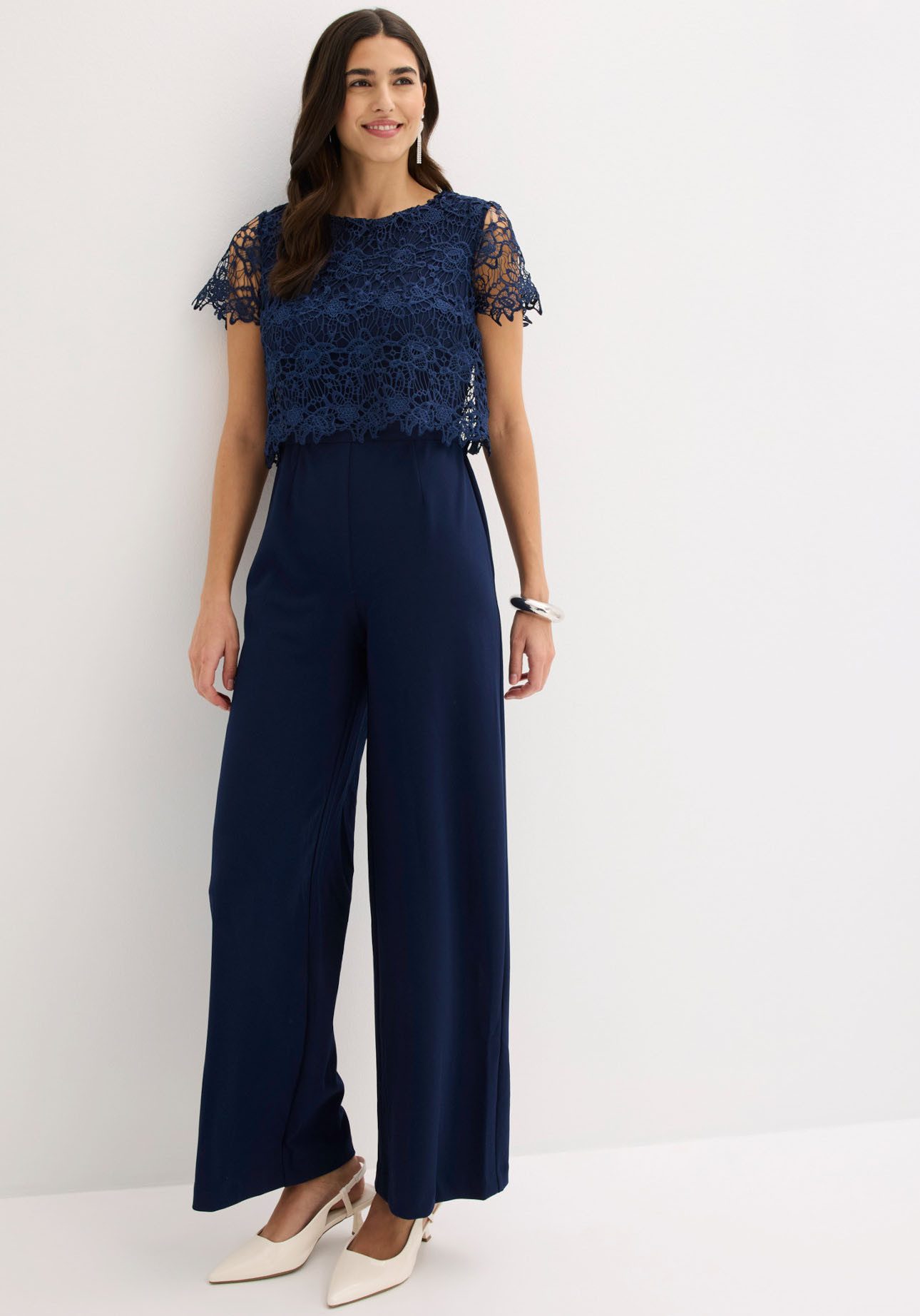 bonprix Jumpsuit mit kurzem Arm, figurumspielende Passform, weites Bein