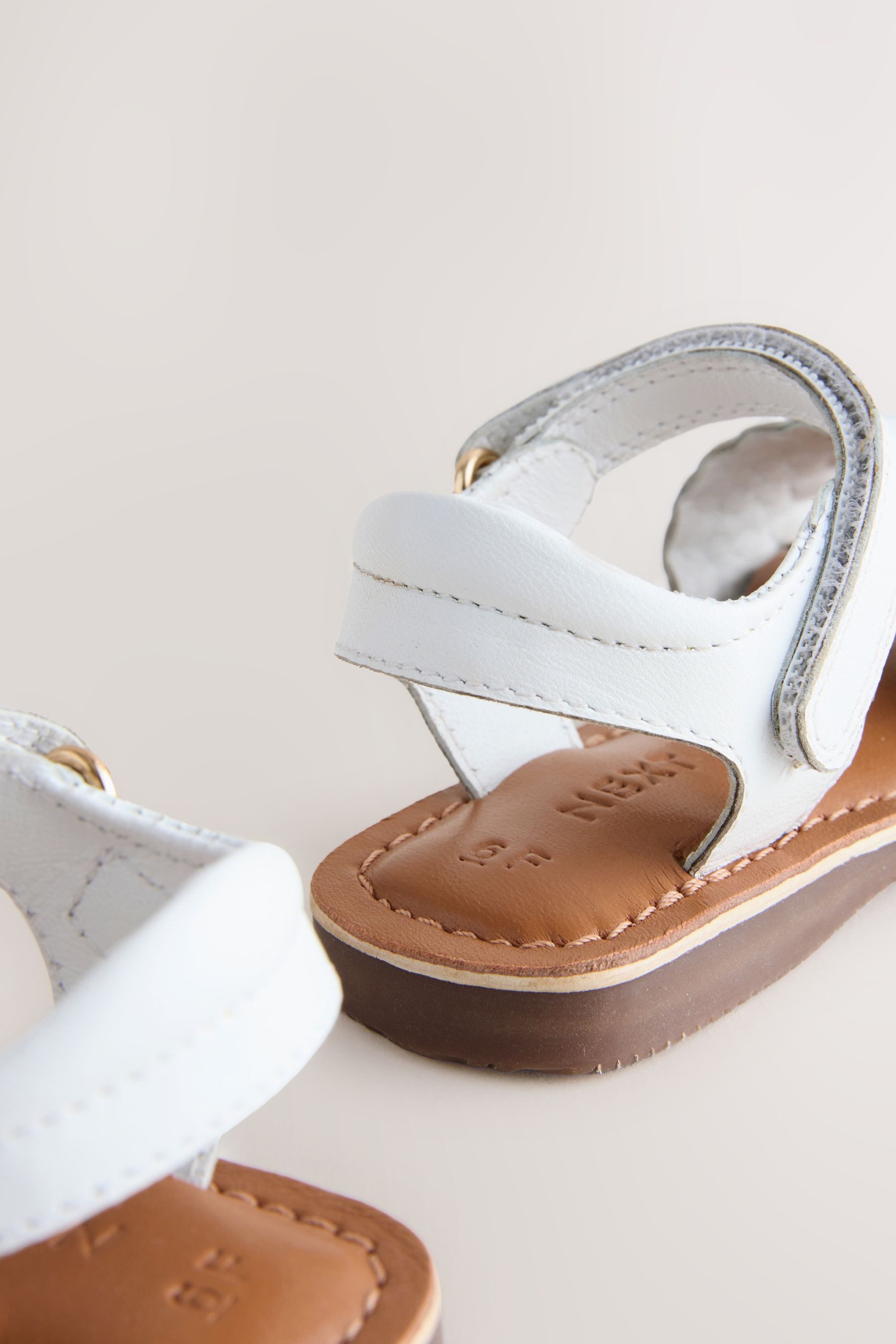 Next Ledersandalen in Flechtoptik mit Klettverschluss Sandale (1-tlg)