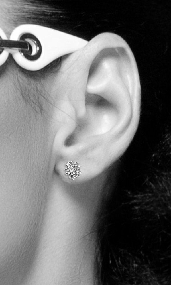 LUISIA® Paar Ohrstecker Edelweiß "Marla" mit Kristallen von Swarovski® - Trachtenschmuck (2-tlg) – Bild 4 von 5