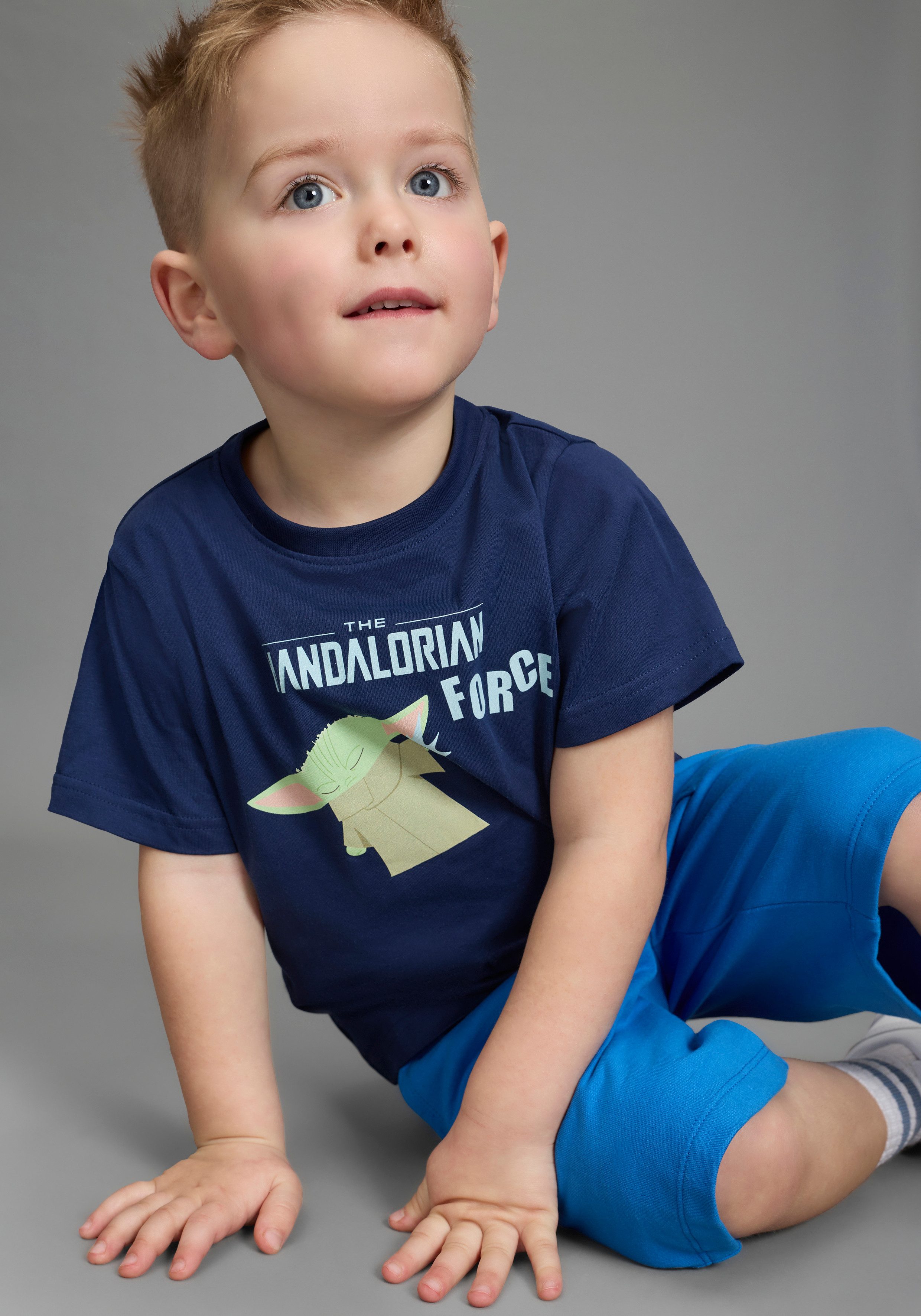 KIDSWORLD T-Shirt STAR WARS: MADALORIAN - Disney Shirt MANDALORIAN Shirt für Jungen, Kurzarm, bedruckte Optik, aus Baumwolle – Bild 4 von 5