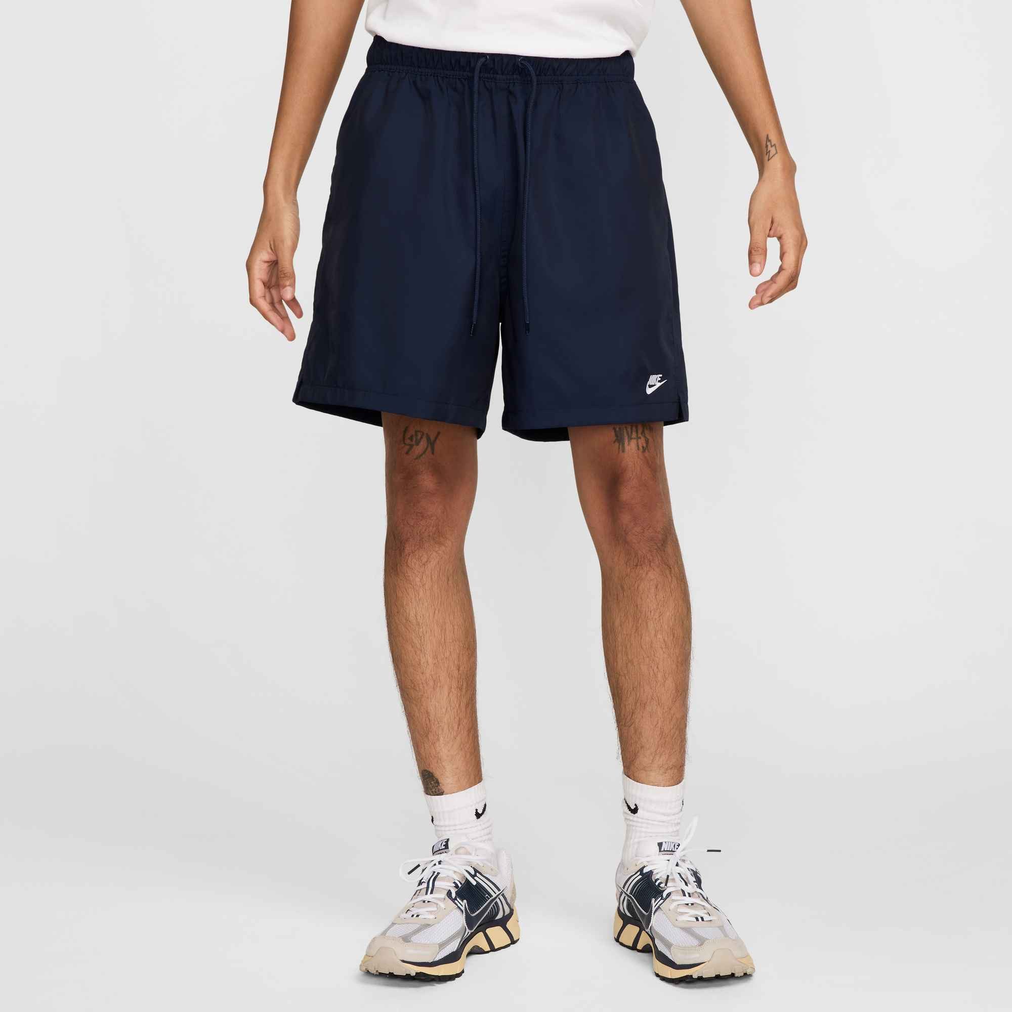 Nike Sportswear Shorts M NK CLUB FLOW SHORT mit Eingrifftaschen und Gesäßtasche, schnell trocknend, pflegeleicht