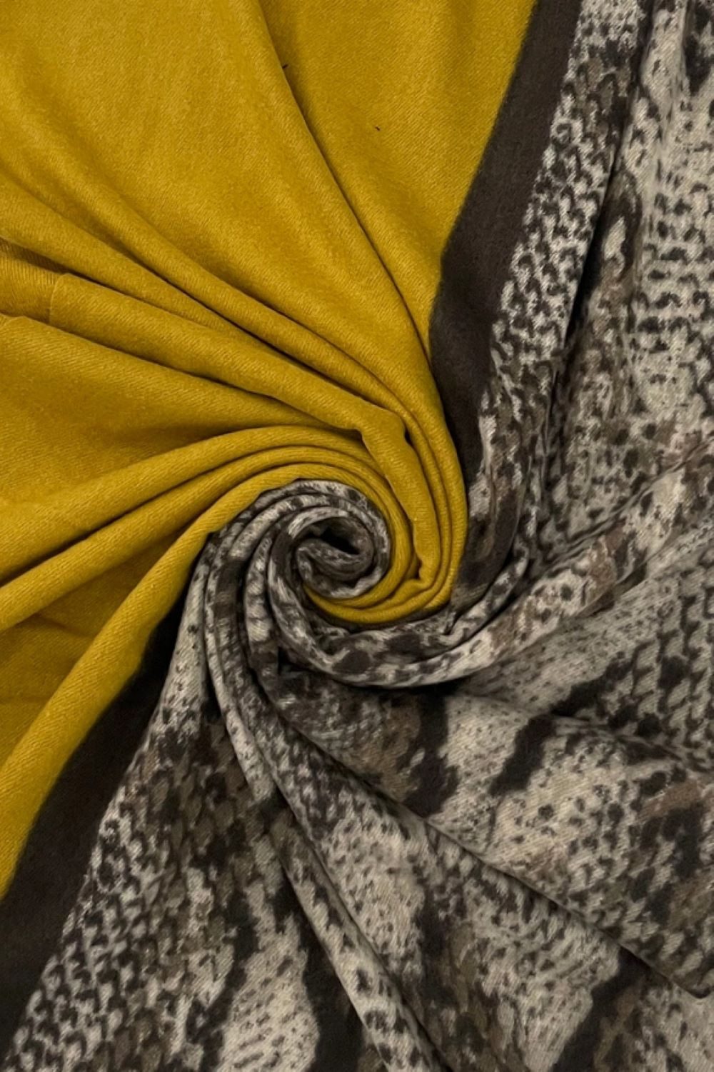 Fashion Scarf World Modeschal Hochwertiger Schal mit modernem Schlangenleder-Streifenmuster, Tragekomfort durch weiche Wollmischung