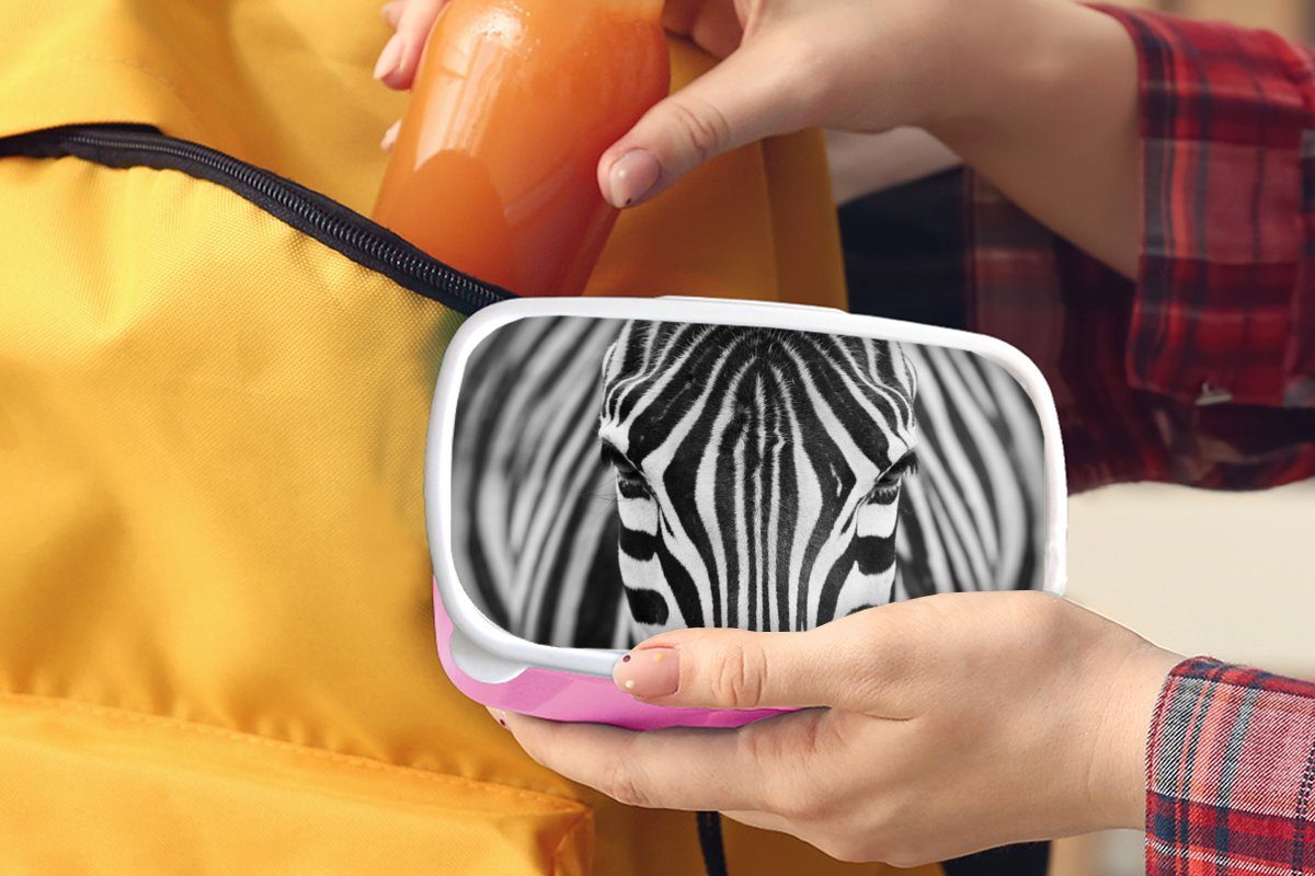 - Kunststoff, - Mädchen, Porträt, Zebra für Tiere Kunststoff Lunchbox rosa Brotbox MuchoWow und weiß Brotdose Kinder, (2-tlg), - Erwachsene, Snackbox, Schwarz