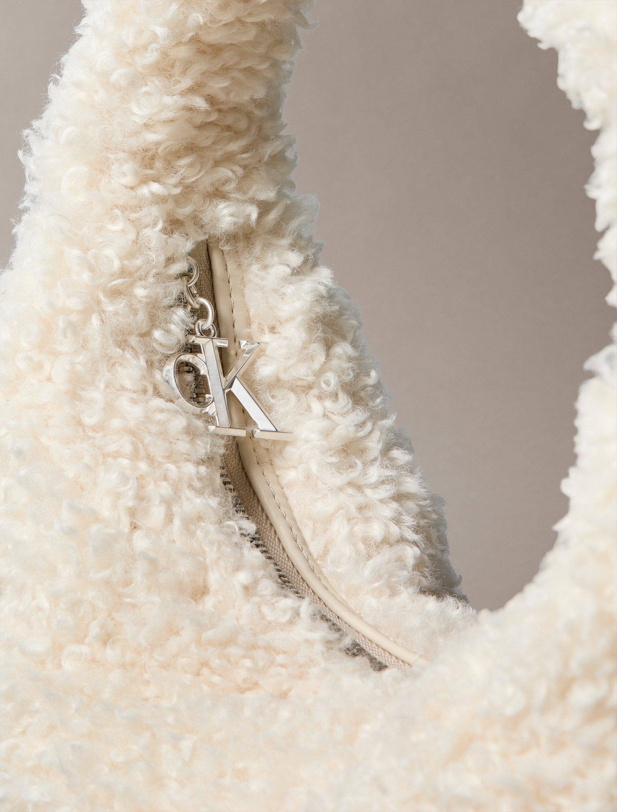 Calvin Klein Umhängetasche SHERPA CK ZIP PULLER SMALL BAG, Schultertasche, Henkeltasche, Handtasche Damen