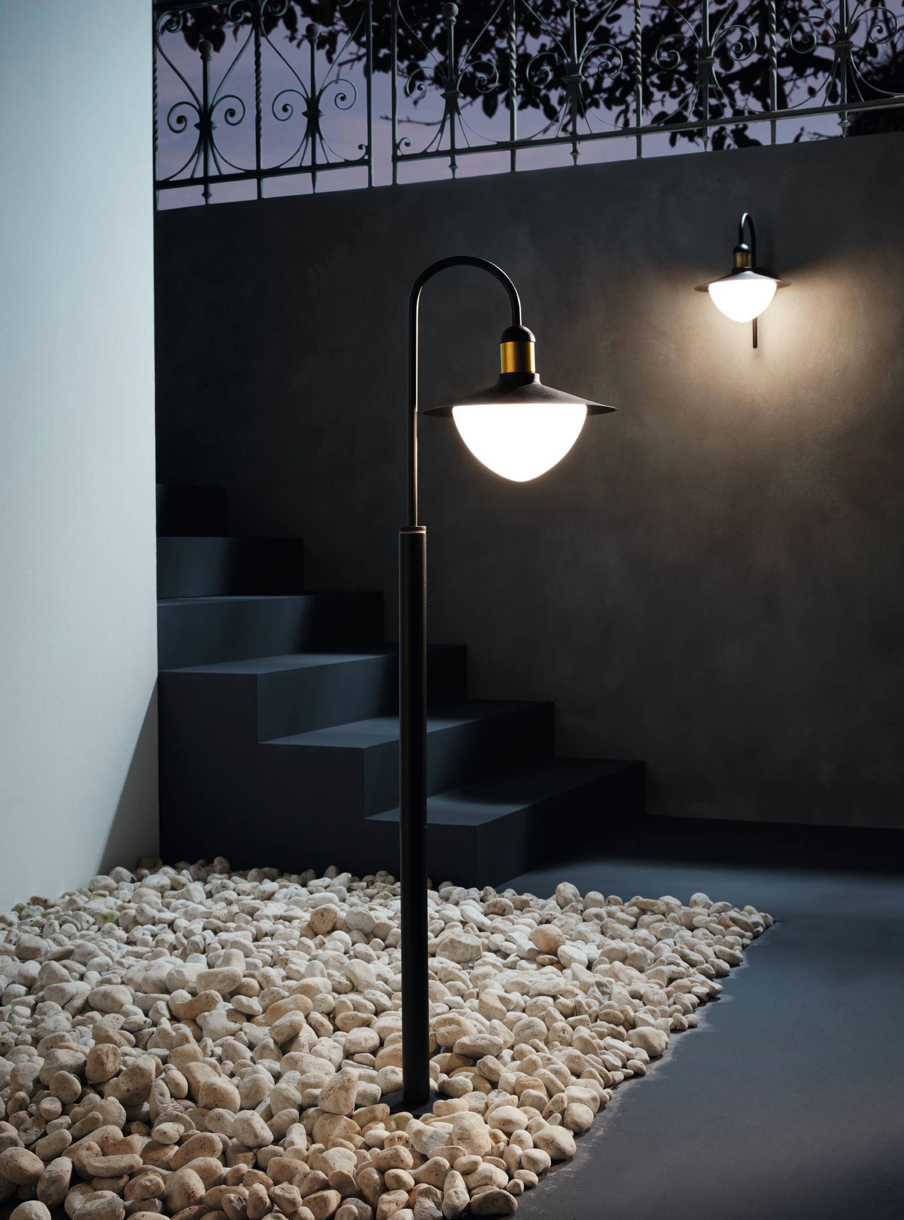 EGLO Stehlampe Sirmione Außen-Stehlampe, Standleuchte, Stahl, E27, IP44, Außenlampe, ohne Leuchtmittel, Stehleuchte - L34 x B27 x H120 cm - schwarz, gold - 1X60W exkl.