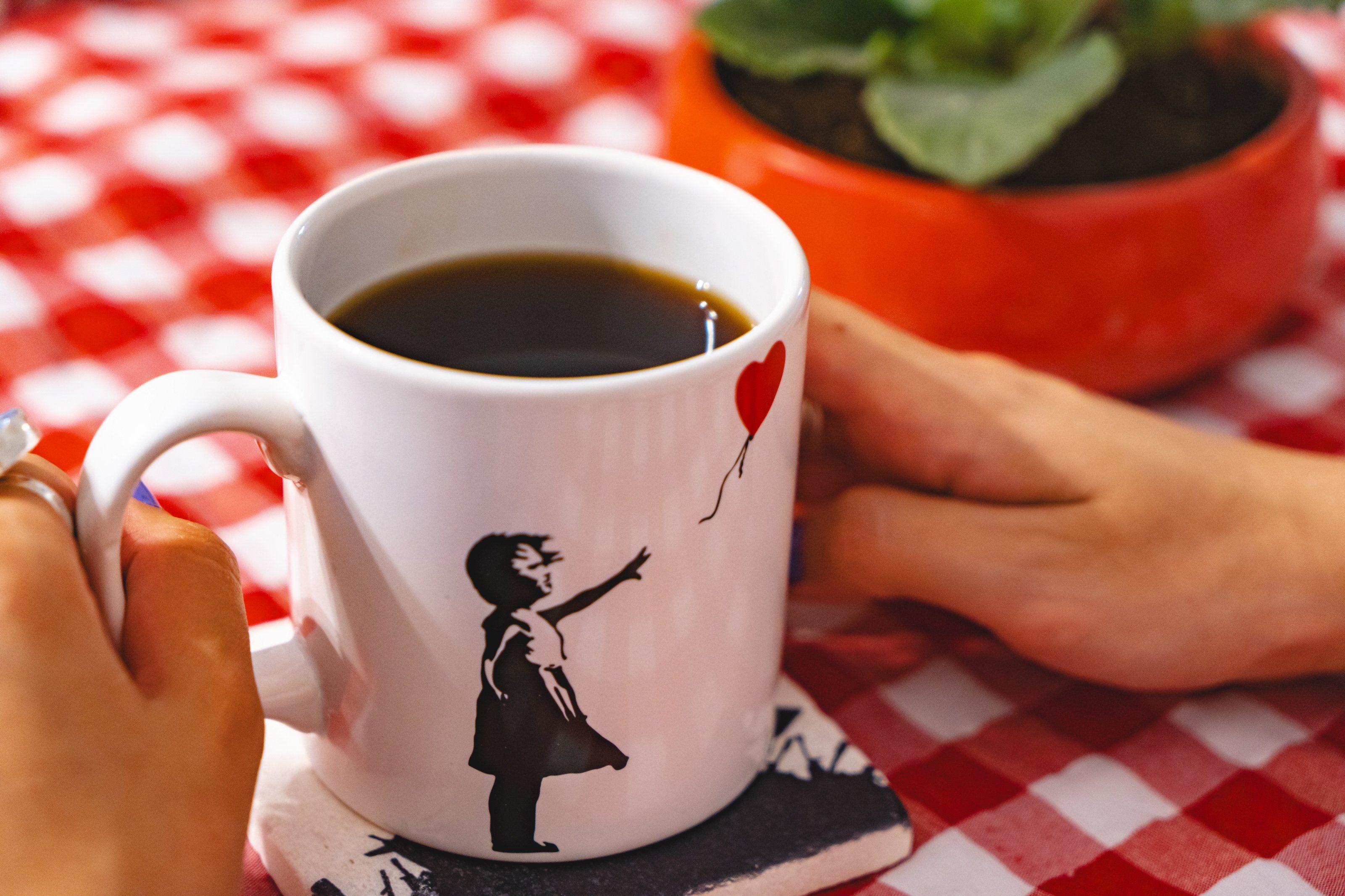 AvantgART Tasse Banksy Kaffeetasse, Banksy Kunstdruck, Tasse Kaffee, aus Keramik, Porzellan