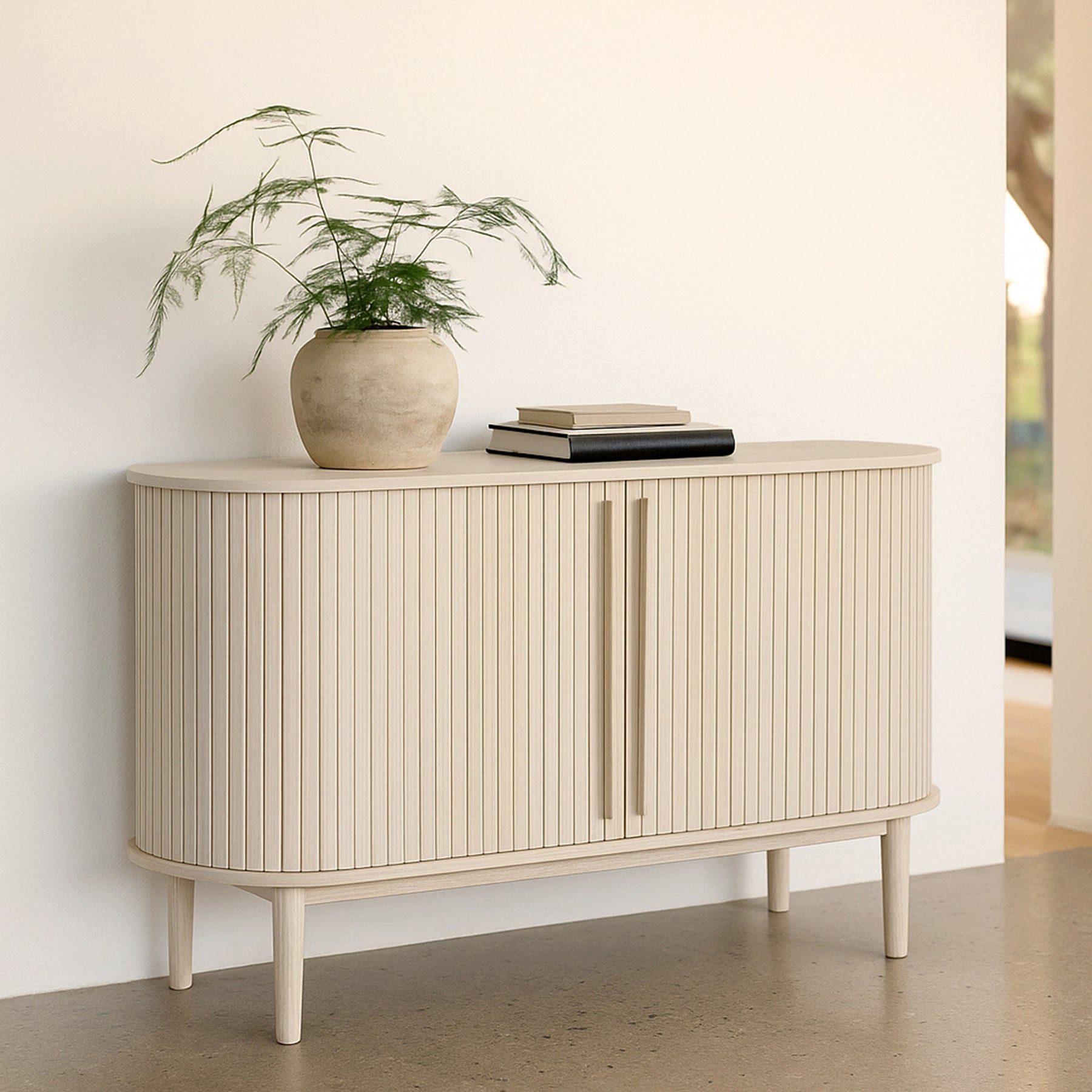 Selsey Sideboard Meta, Ovale Kommode mit Lamellenfront und Schiebetüren, Eiche gekälkt