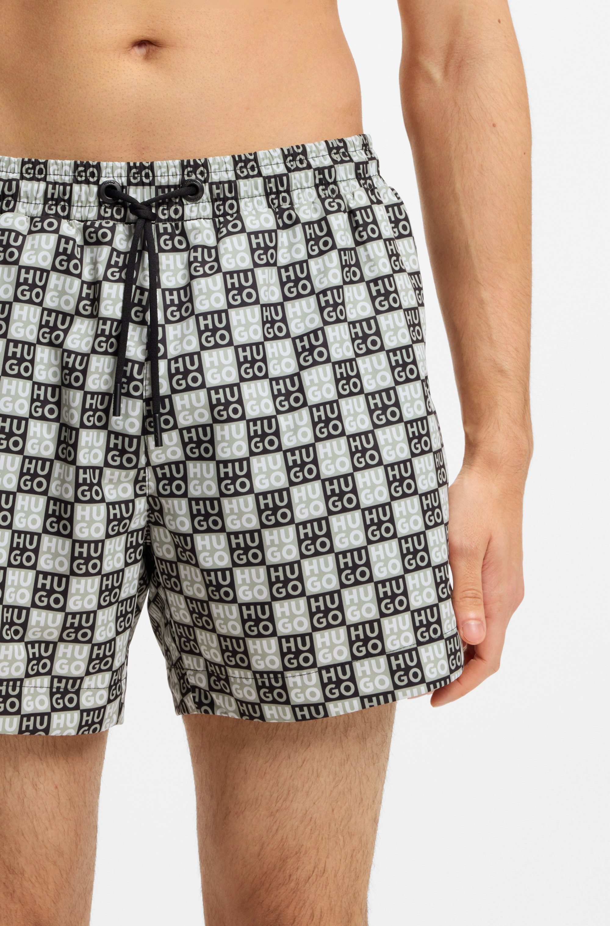 HUGO Badeshorts AARON mit Schachbrett-Logos, elastischer Bund