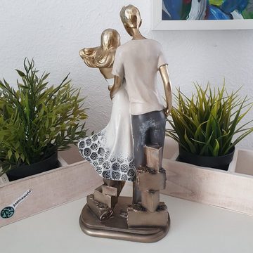 Aspinaworld Dekofigur Glückliche Paar Figur mit Baby 33 cm