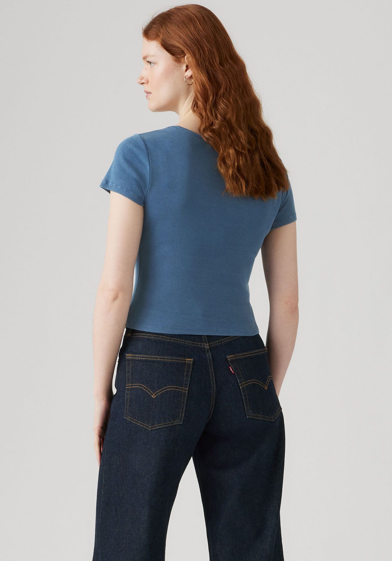 Levi's® T-Shirt Levi's® Essential T-Shirt mit quadratischem Ausschnitt Feinrippqualität