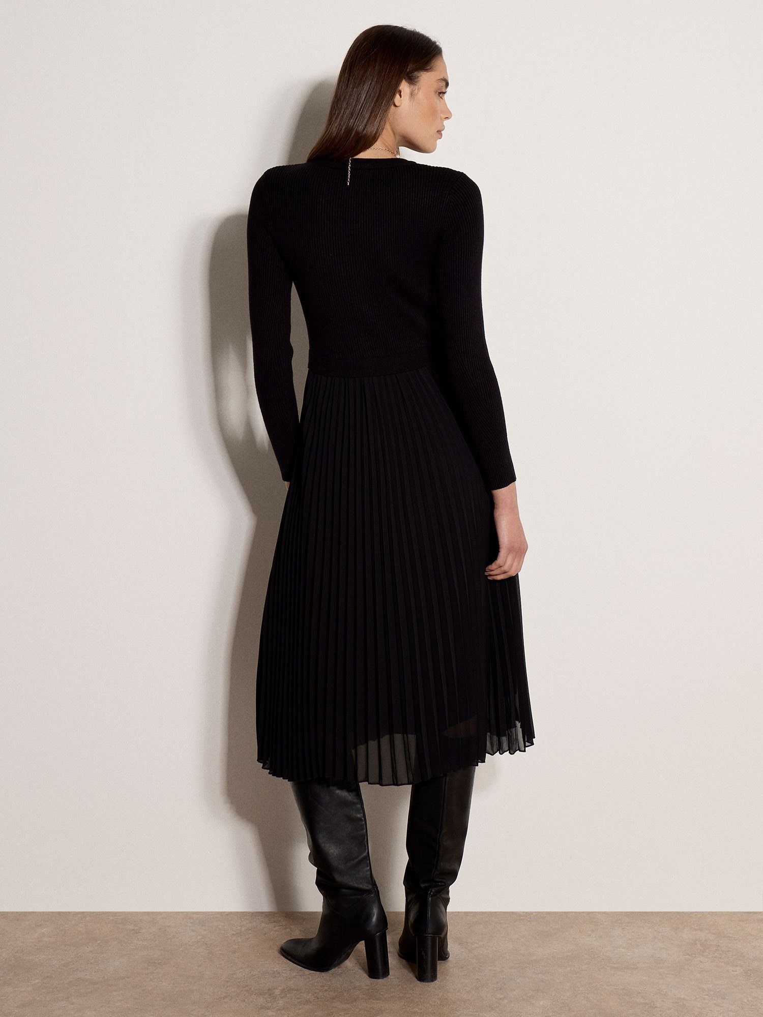 Apricot Midikleid Wadenlanges Kleid aus geripptem Strick mit Zierknöpfen – Bild 4 von 4