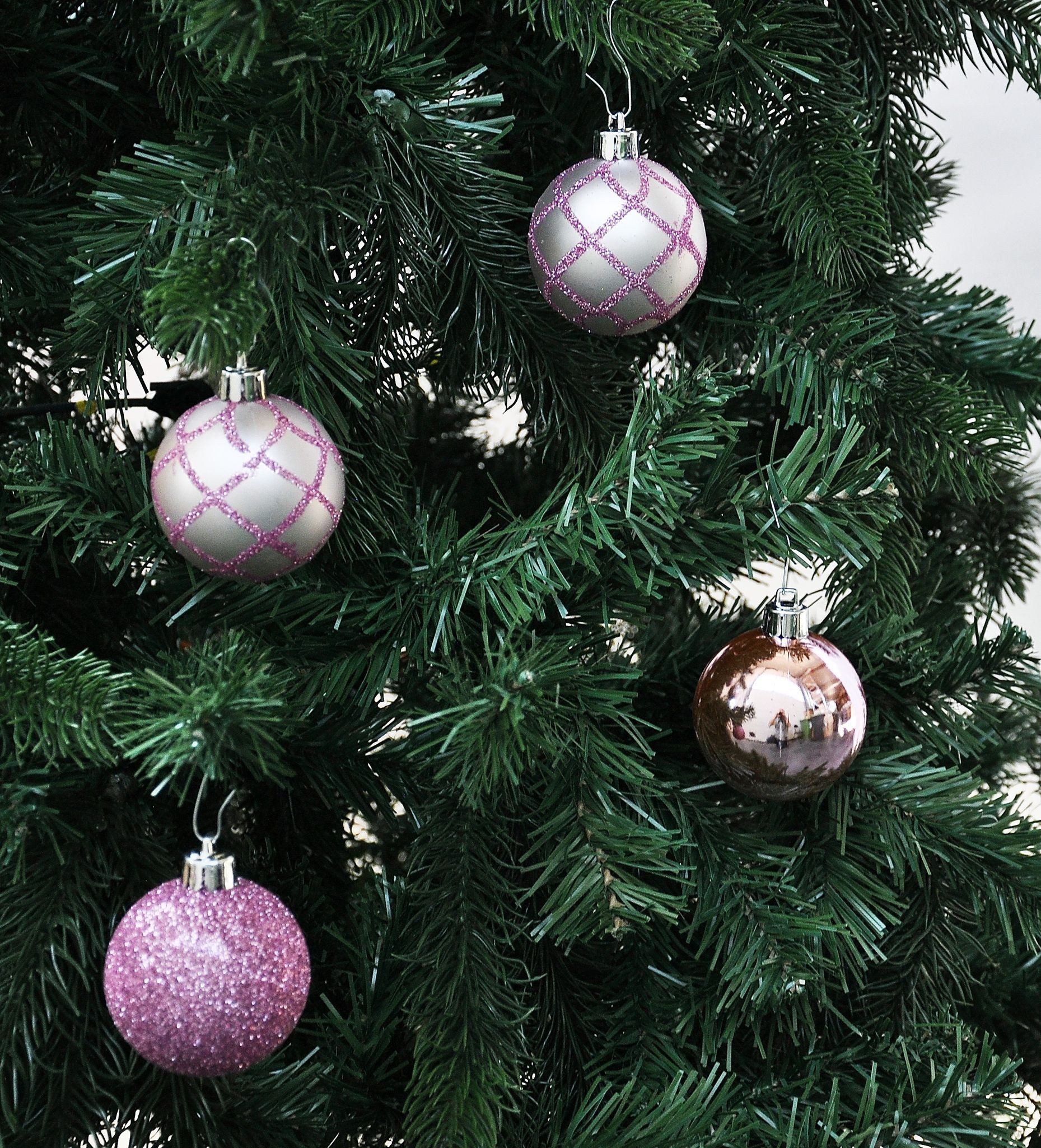 JACK Christbaumschmuck 64x Kunststoff Christbaumkugeln Ø 6cm Baum Kugeln inkl. Aufhänger, Mit praktischer Aufbewahrungsbox, Optik: matt / glänzend / glitzernd – Bild 5 von 5