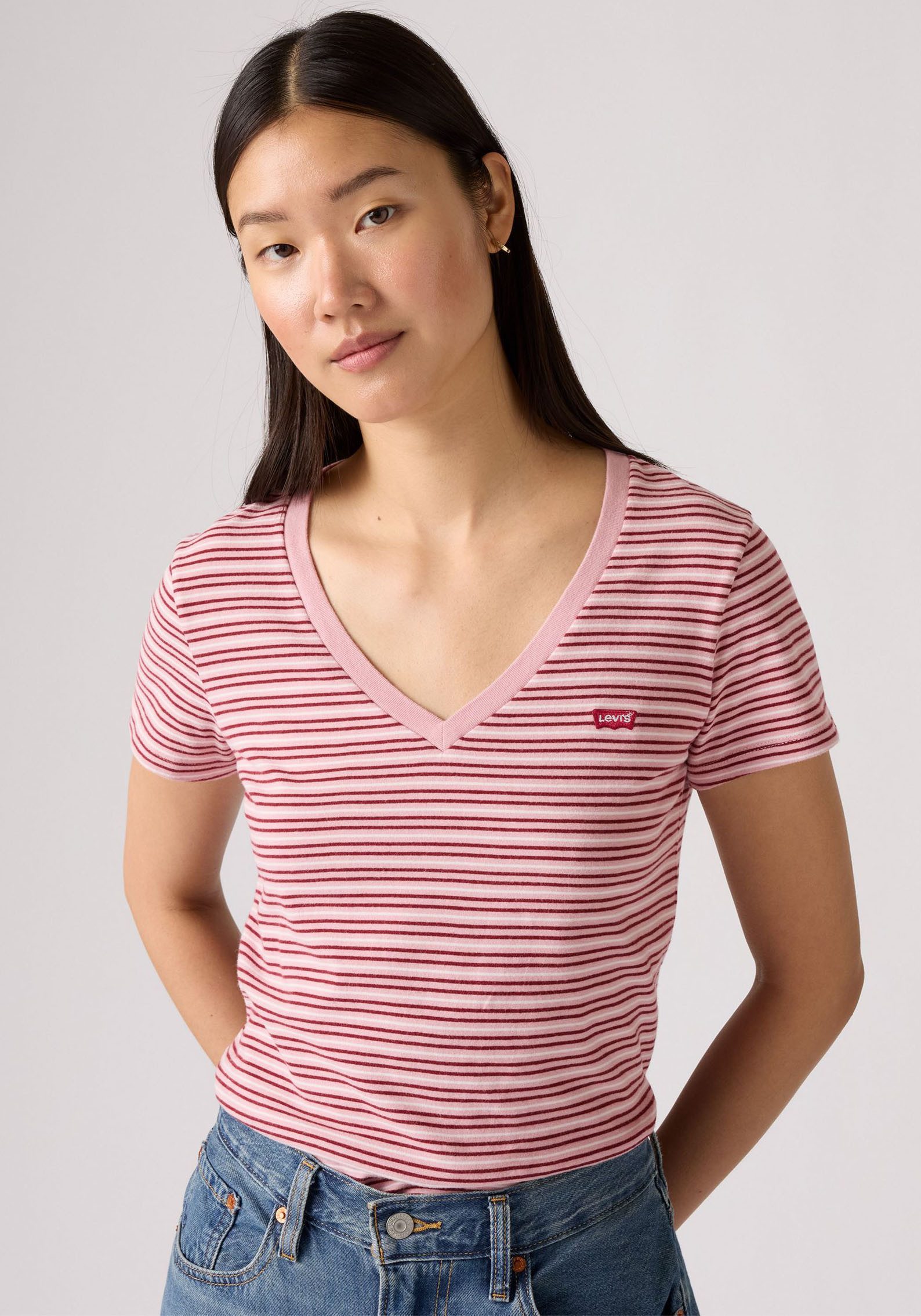 Levi's® V-Shirt PERFECT VNECK mit Mini-Batwing-Logostickerei günstig online kaufen