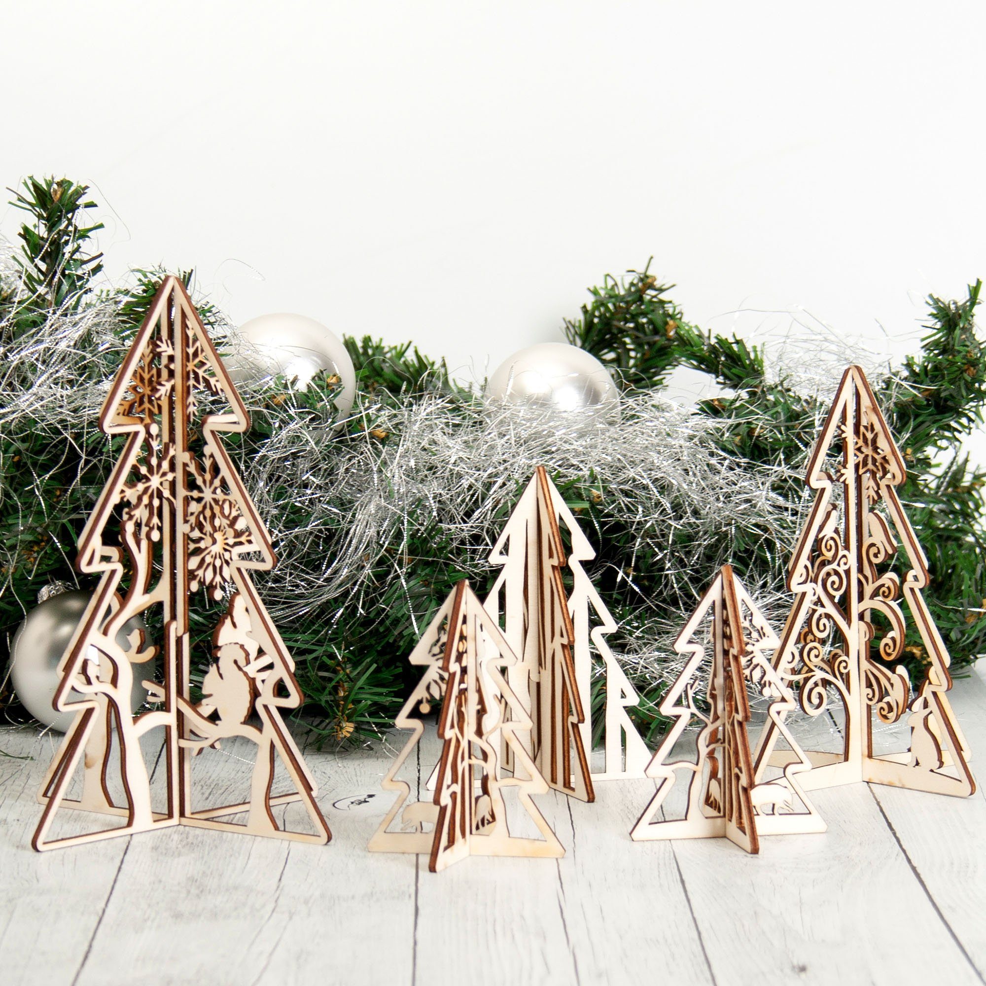 in 5-teilig mit vier „Weihnachtsbaum“ St., 5 Weihnachtsdeko-Set Weihnachtsfigur aus Feder Holz freistehenden Größen (Set, Weihnachtsbäumchen Kreative 5tlg),