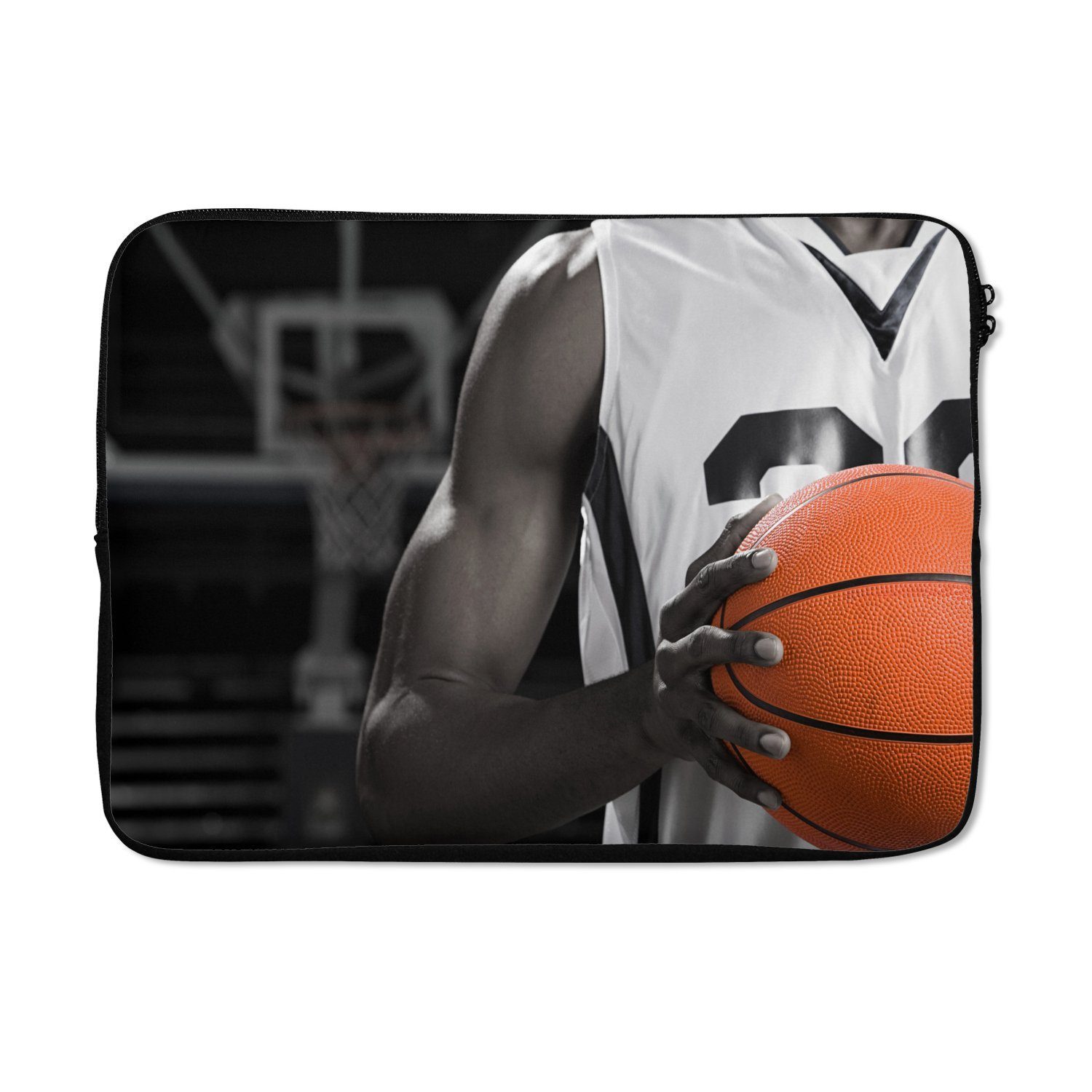 Laptop-Hülle Schwarzer und weißer Basketballspieler mit einem orangefarbenen Basket