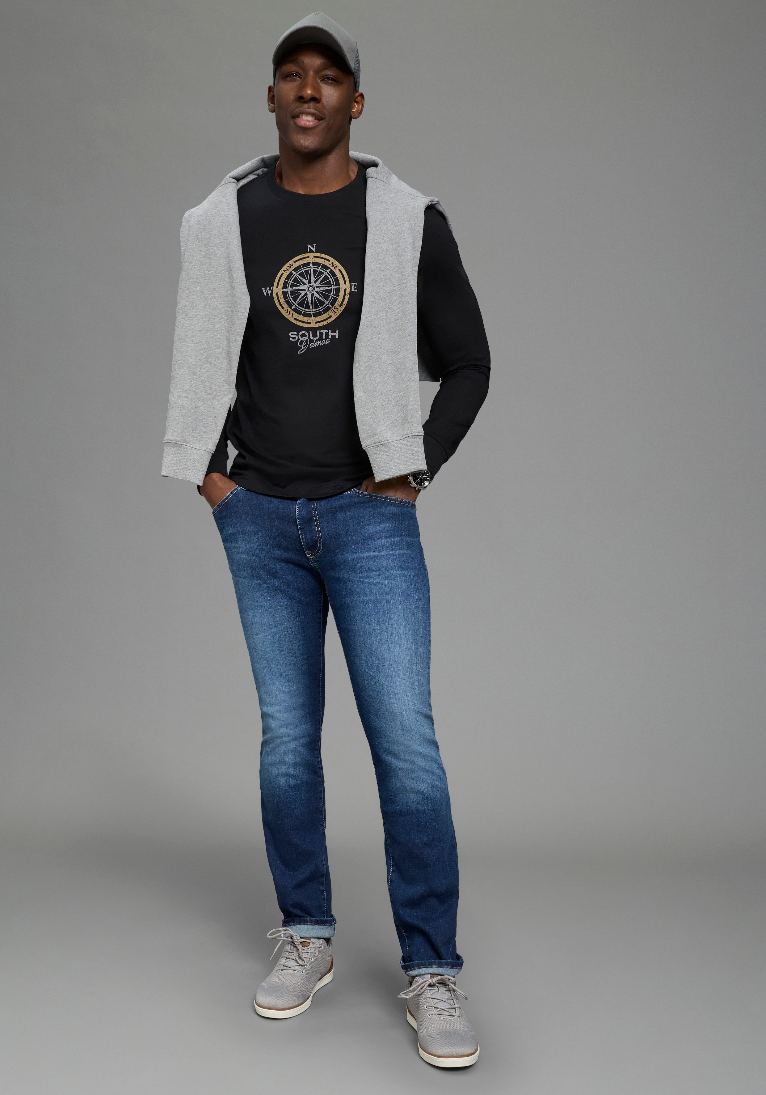 DELMAO Rundhalsshirt casual Stil, langarm, schmale Passform, mit Print – Bild 5 von 5