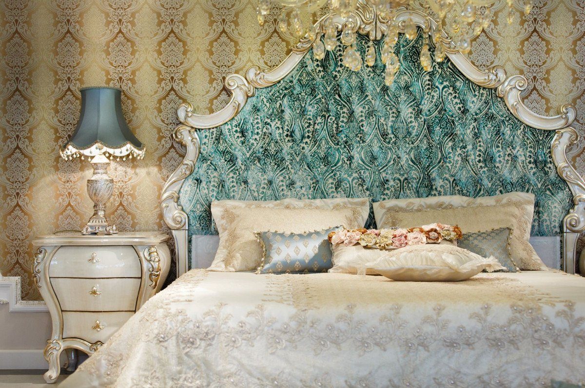 Casa Padrino Beistelltisch Luxus Barock 60 Nachtkommode - Massivholz Prunkvoller 55 Schlafzimmer - Möbel Nachttisch / Creme H. Gold x x cm Barock 68