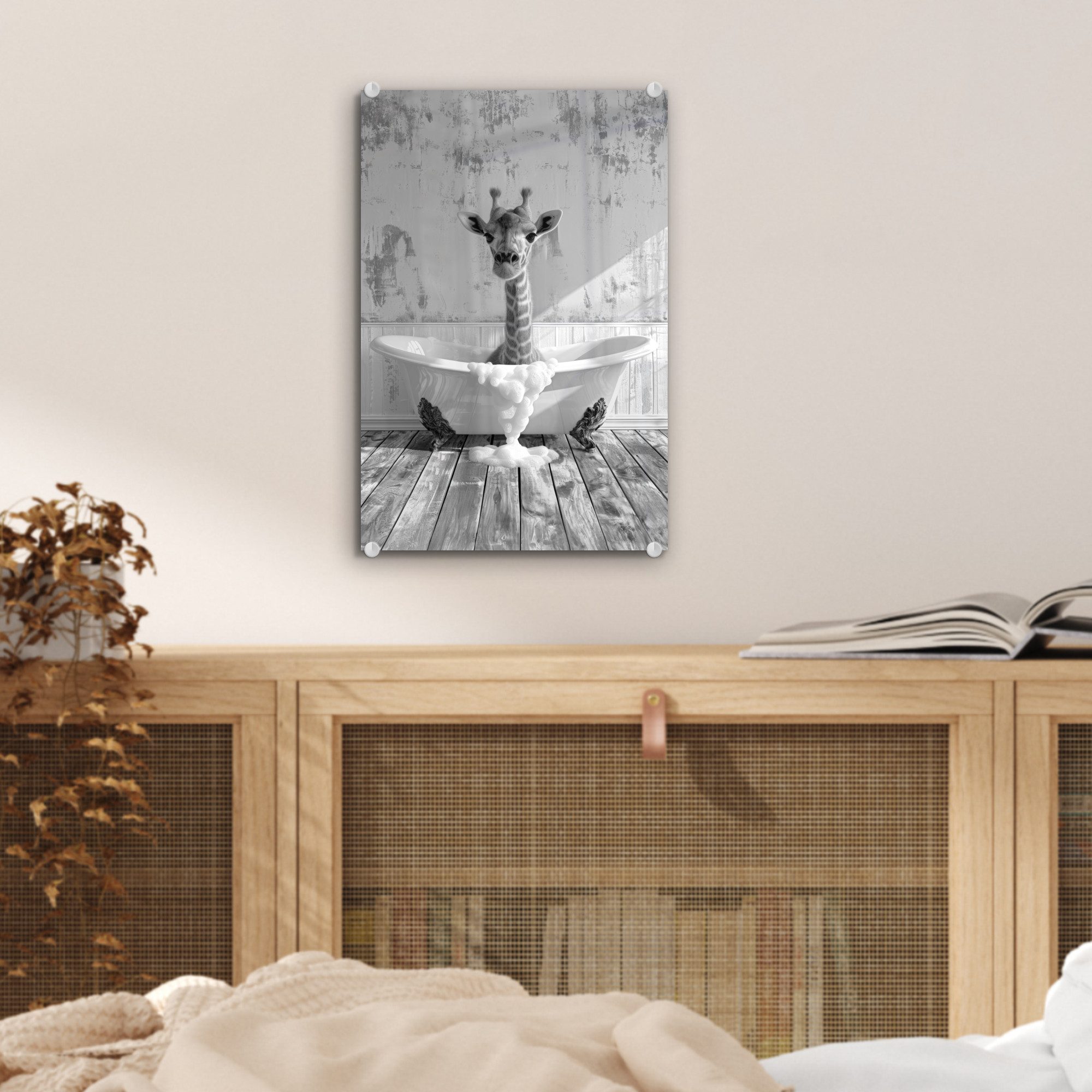 MuchoWow Acrylglasbild Giraffe - Tier - Badewanne - Vintage - Schwarz - Weiß, Inkl. Aufhängung, Acrylglasbilder Badezimmer, Toilette Bilder auf Glas, 20x30 cm – Bild 5 von 5