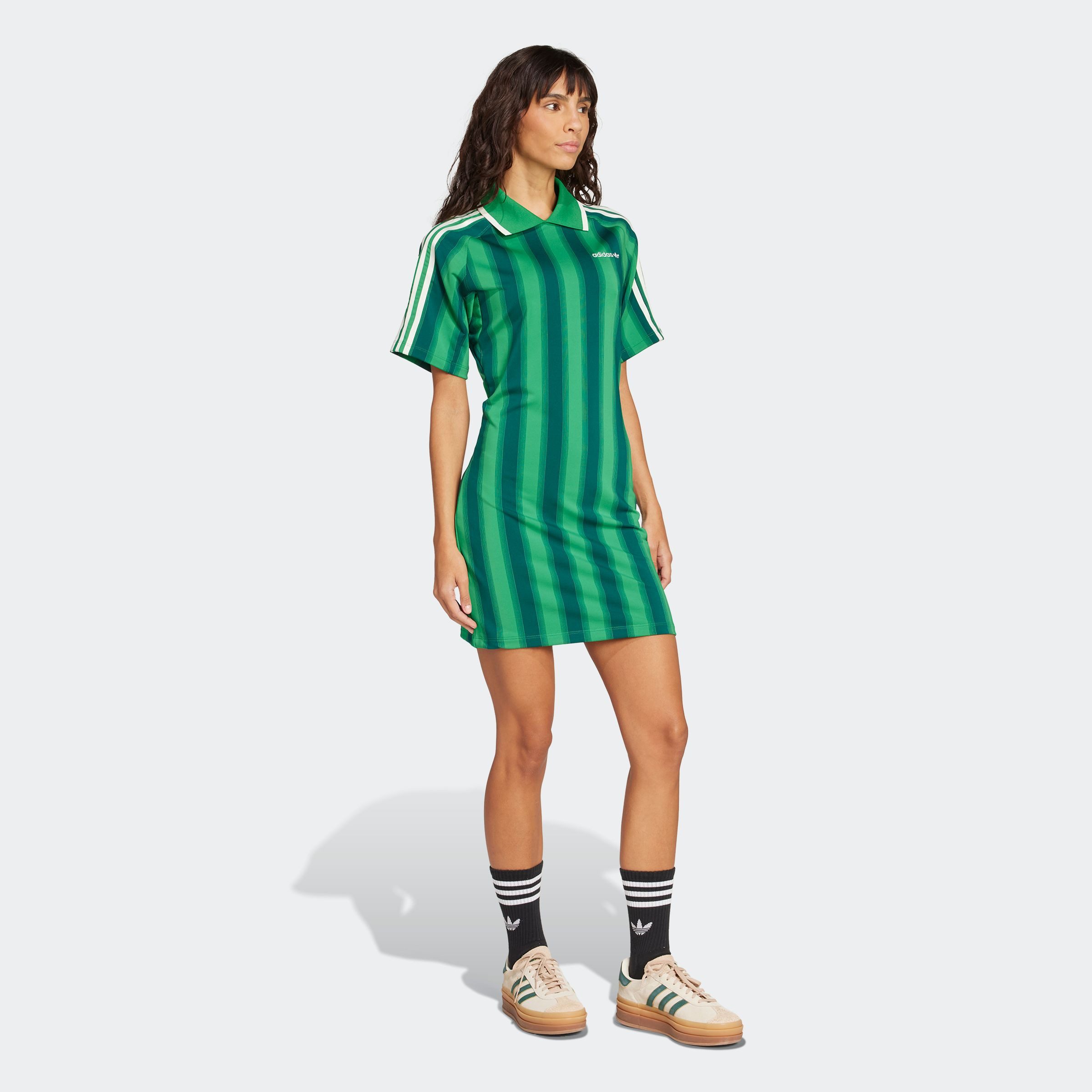 adidas Originals Shirtkleid INSPIRED GRAPHIC sportlicher Look, vom Fußball inspirierter Allover-Print