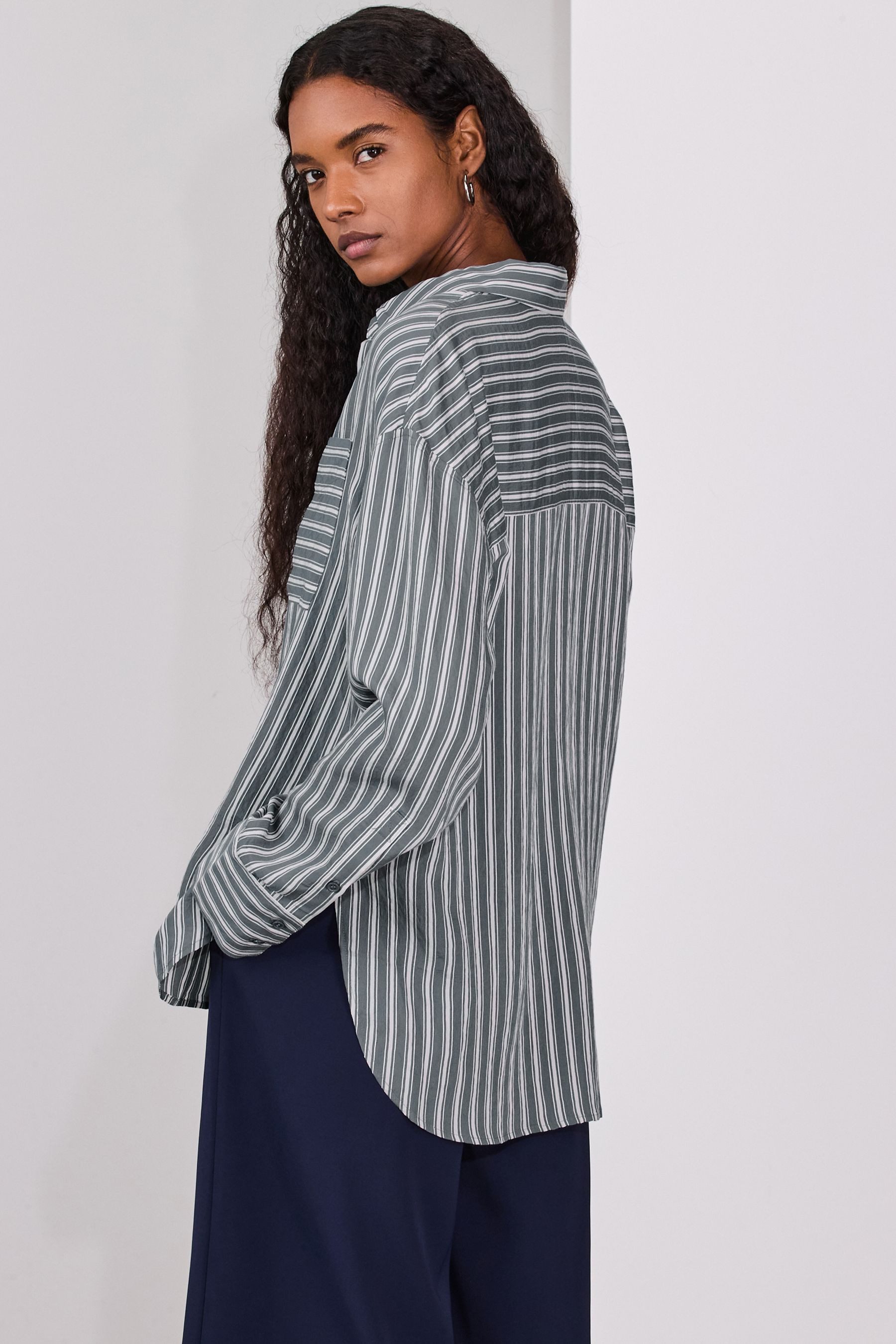 Next Langarmhemd Langärmeliges Oversized Hemd mit Jacquard-Streifen (1-tlg) günstig online kaufen