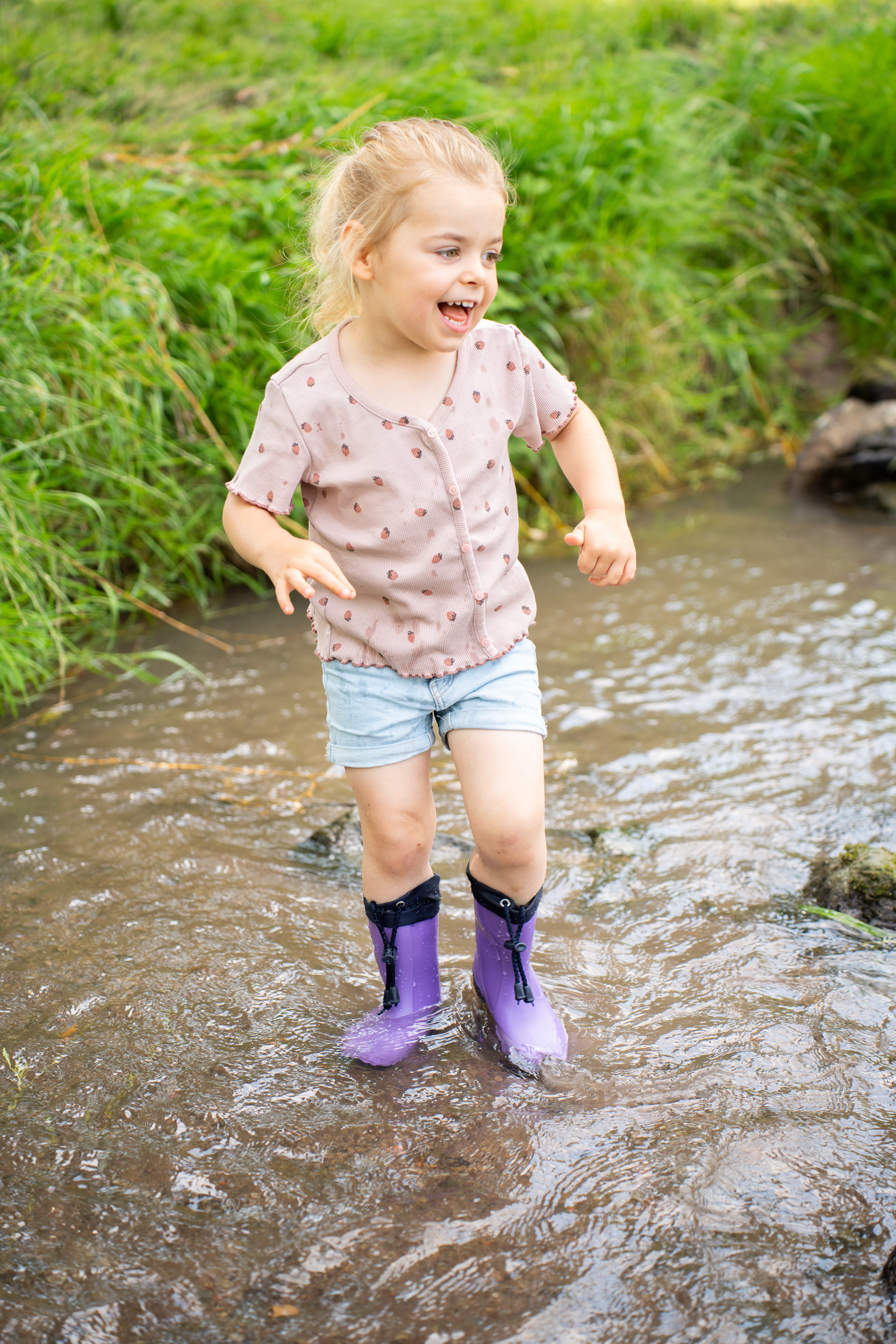 Beck Regenstiefel Fabella Gummistiefel (schmale Passform, wasserdicht, für trockene Füße bei Regen und Matschwetter) Trendfarbe lila, sehr robustes langlebiges  – Bild 3 von 5