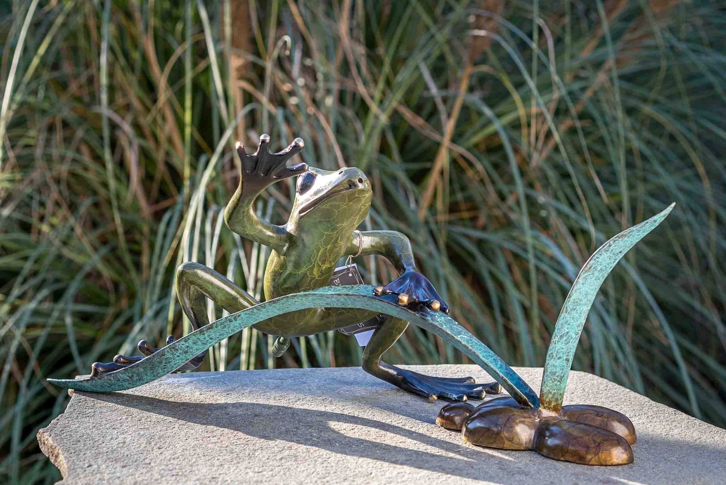 IDYL Gartenfigur IDYL Bronze-Skulptur Frosch mit Blatt Fontäne, Bronze – sehr robust – Langlebig – witterungsbeständig gegen Frost, Regen und UV-Strahlung. Die Modelle werden in Wachsausschmelzverfahren in Bronze gegossen und von Hand patiniert.