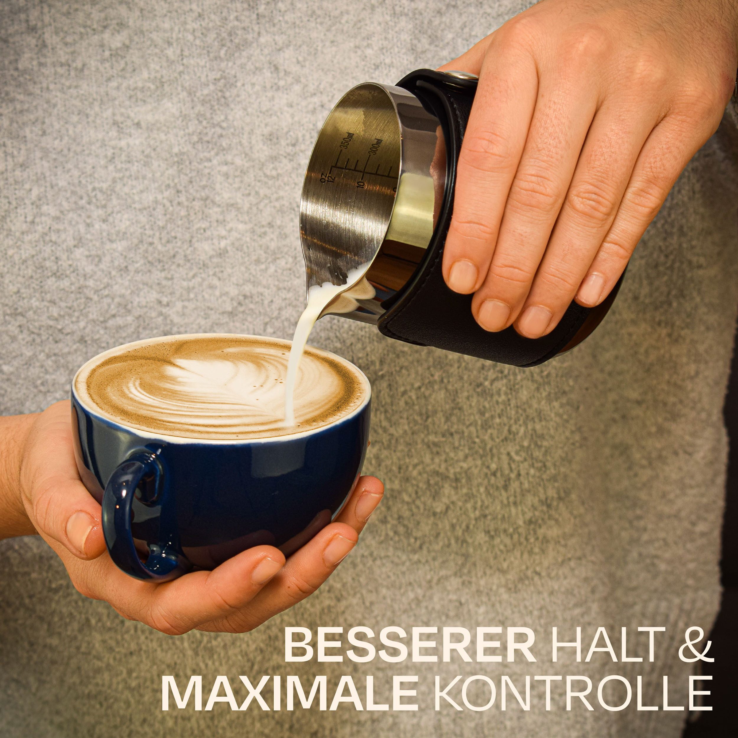 Cosumy Milchkännchen Barista Milchkännchen Edelstahl 350ml mit Lederhülle, 350 l, (Set, 1-St), Griffloses Design - Messskala im Inneren