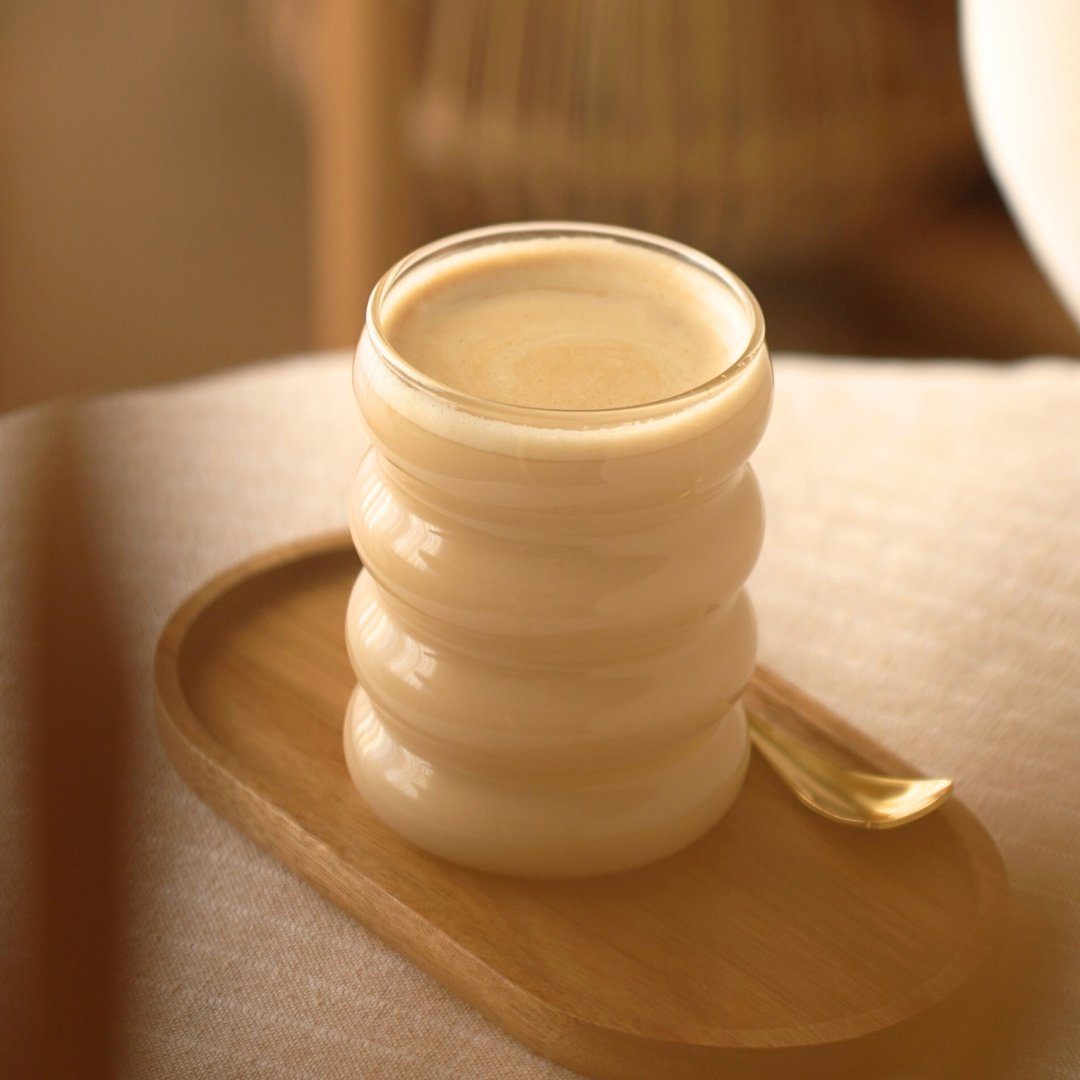 Zoha Glas Wave Getränkebecher Cocktail- 330 ml - Heißgetränke Kaffeeglas, 4-tlg., Borosilikatglas, Hitzebeständig Trinkglas Cocktailgläser Eiskaffeegläser Tee Saft