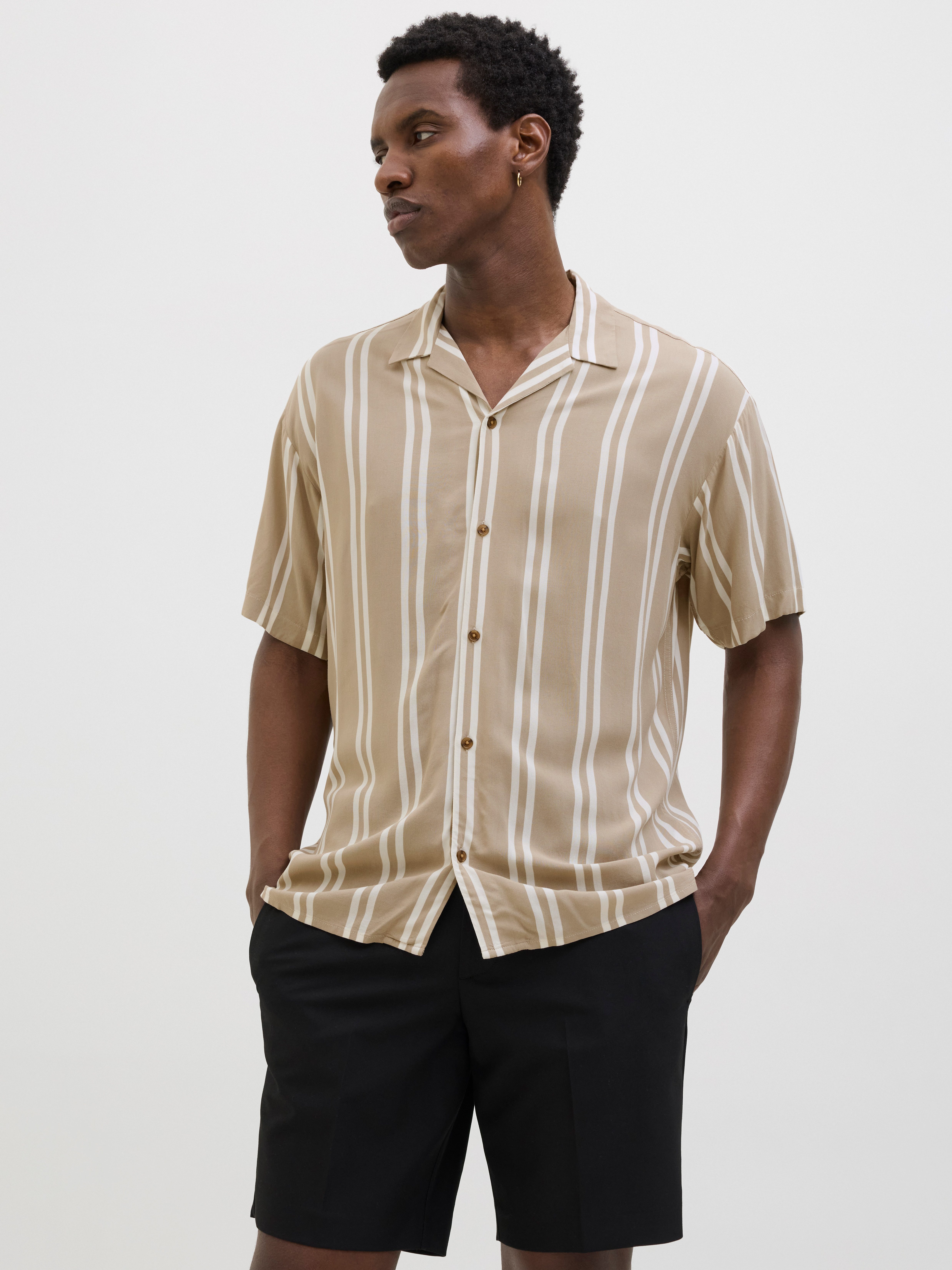 Kurzarmhemd JJEJEFF STRIPE RESORT SHIRT SS SN