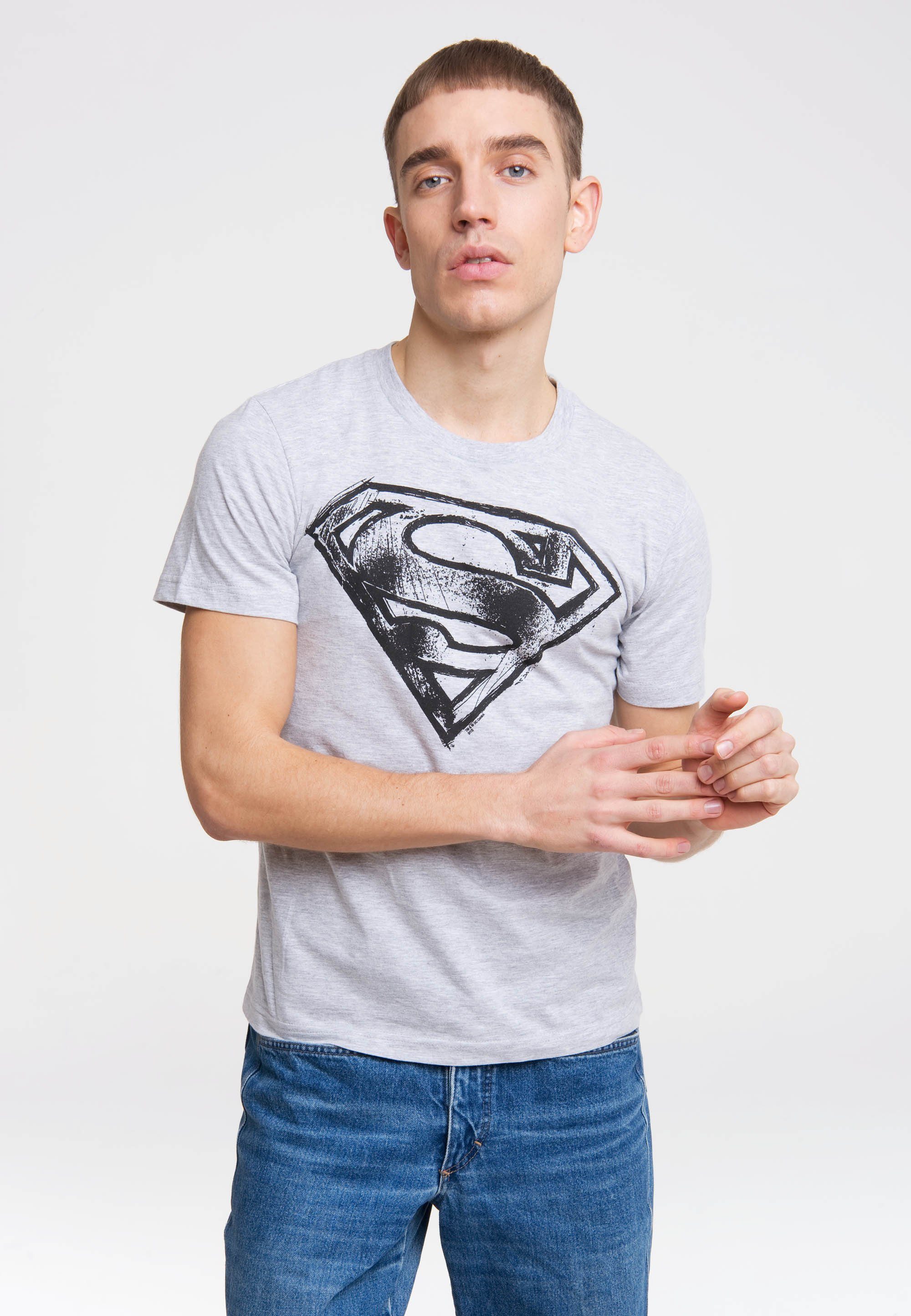 LOGO Easy-Fit nach SUPERMAN SCRIBBLE auch LOGOSHIRT formstabiler coolem Frontprint, - - Waschen mit Dauerhaft dem T-Shirt