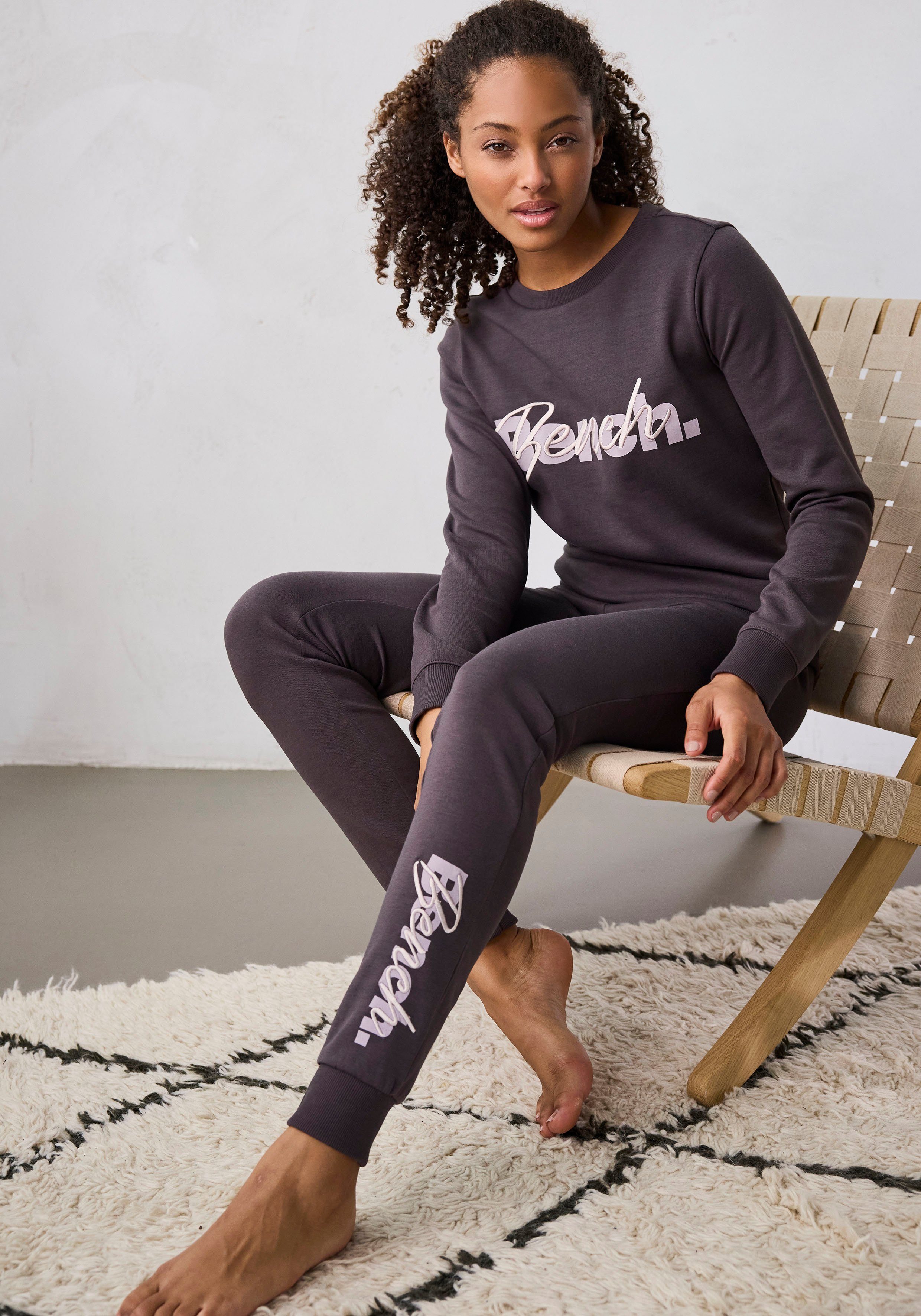 Sweatpants Loungewear Bench. Logodruck Stickerei, mit Loungeanzug stone und