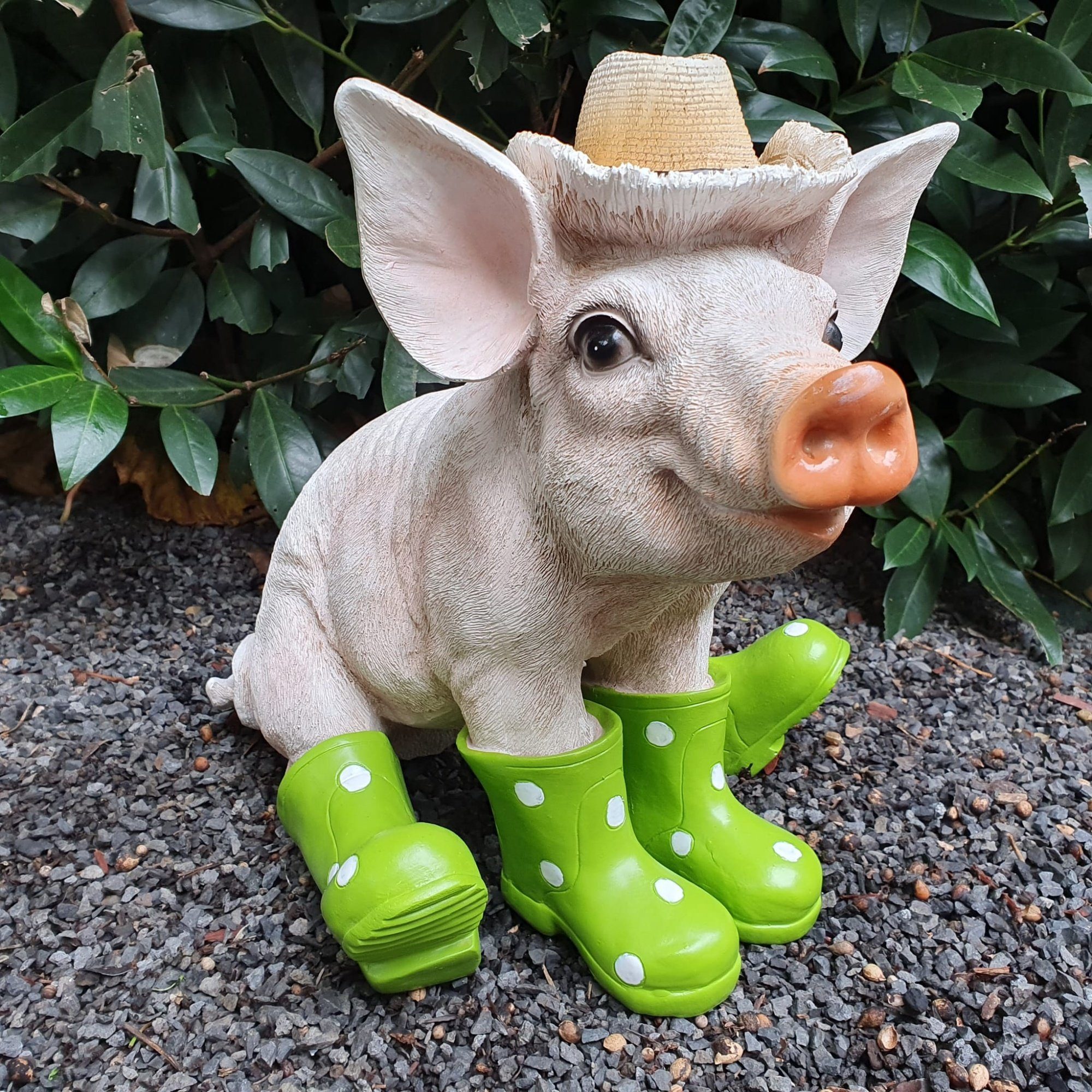 Aspinaworld Gartenfigur sitzende Schweine Figur mit Hut und grünen Gummistiefel 30 cm