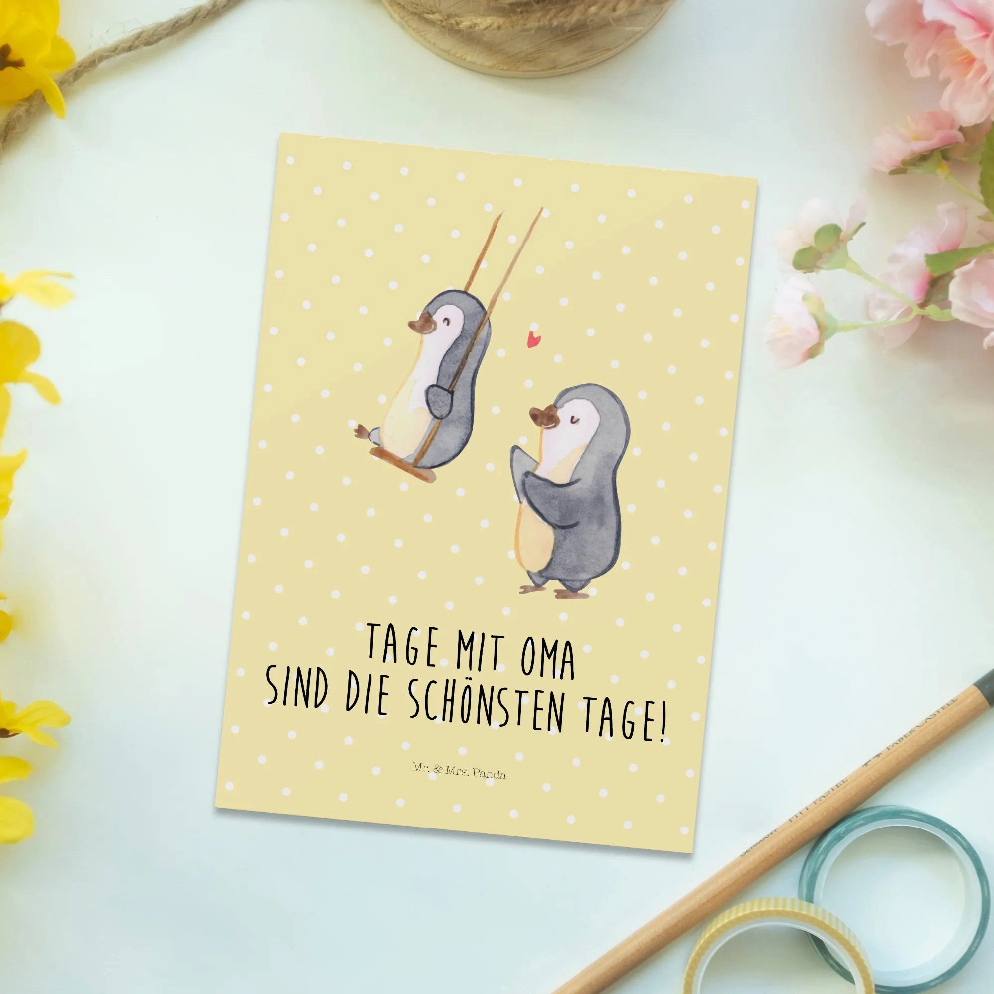 Thumbnail - Mr. & Mrs. Panda Postkarte Pinguin Oma schaukeln - Gelb Pastell - Geschenk, Opa, Lieblingsoma, S, Lustige Sprüche