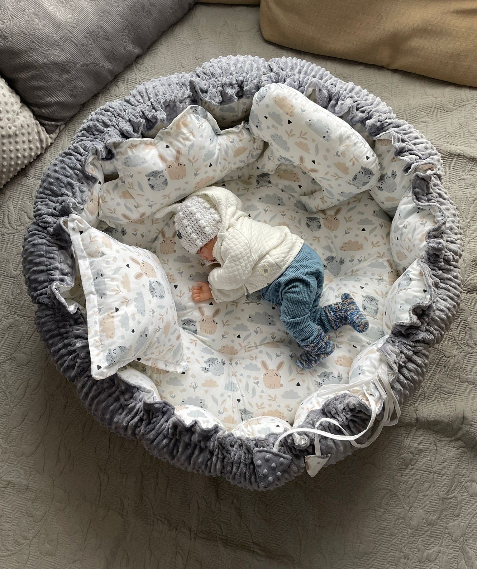 Loolay Bettnestchen MINKY Graphit/ HASE Beige-Weiß ENGELSNEST Babynest, Unterlage, (PREMIIUM XXL als Nestchen Ø90cm; als Krabbeldecke Ø155cm, Original LOOLAY® Babynestchen Spielmatte Reisebett ►SETS MIT ZUBEHÖR), 100% Europäische Stoffe und Kleinserien-Nähen!