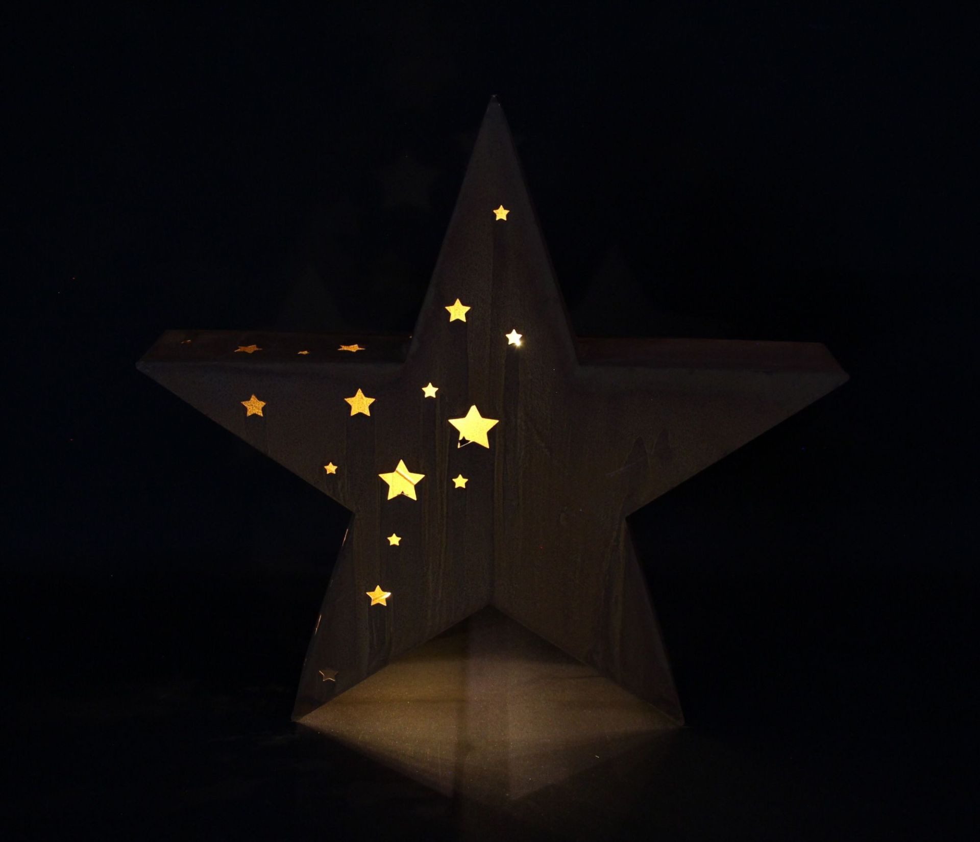 Dekoleidenschaft LED-Dekofigur "Stern" Metall in Rost Optik, 52x49 cm groß, Timer, Outdoor Gartendeko, 3 AA-Batterien – Bild 5 von 5