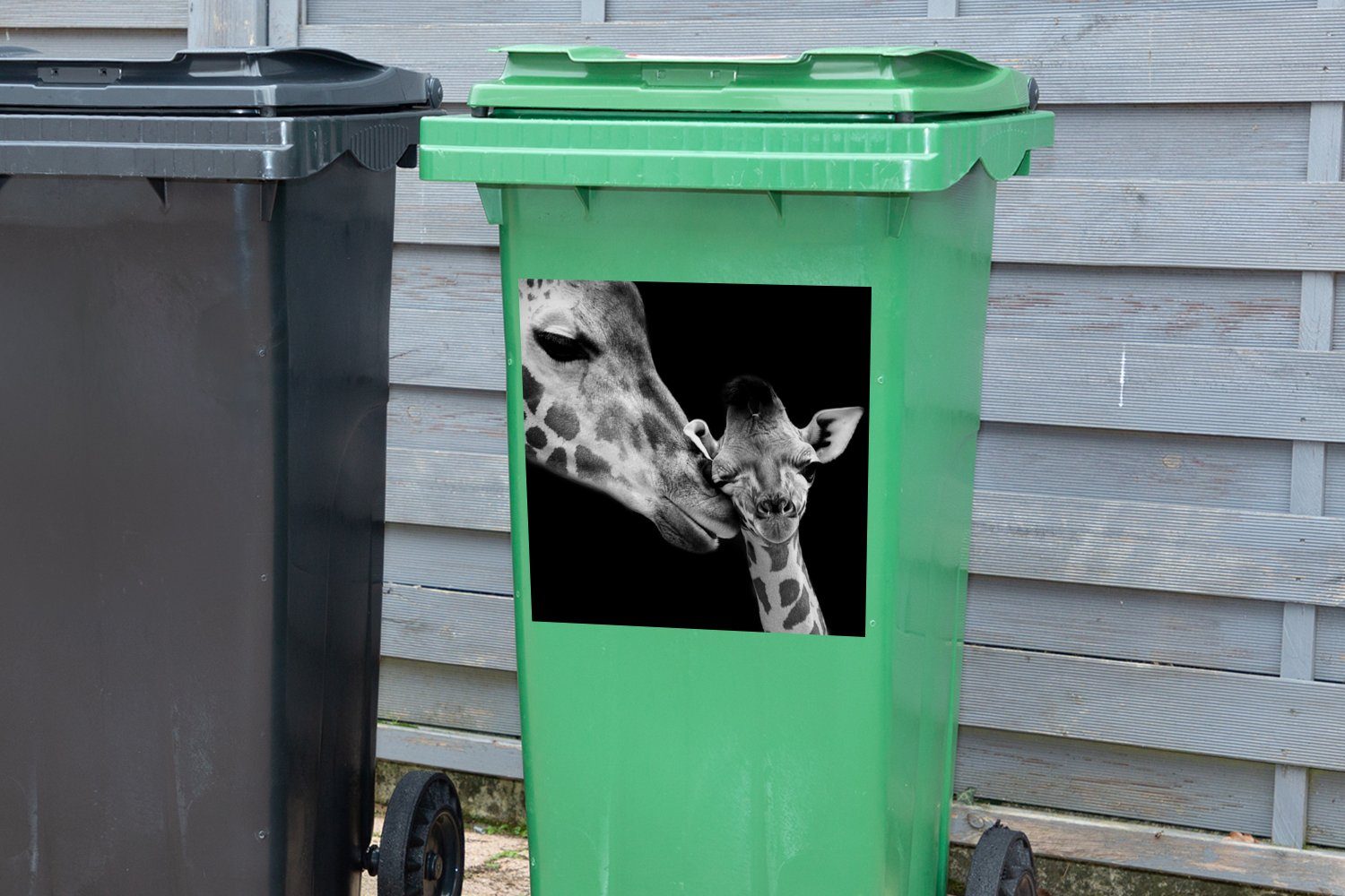MuchoWow Wandsticker Tiere Schwarz St), - Mülleimer-aufkleber, - Container, (1 Giraffe Porträt Abfalbehälter - Weiß Sticker, Mülltonne, 