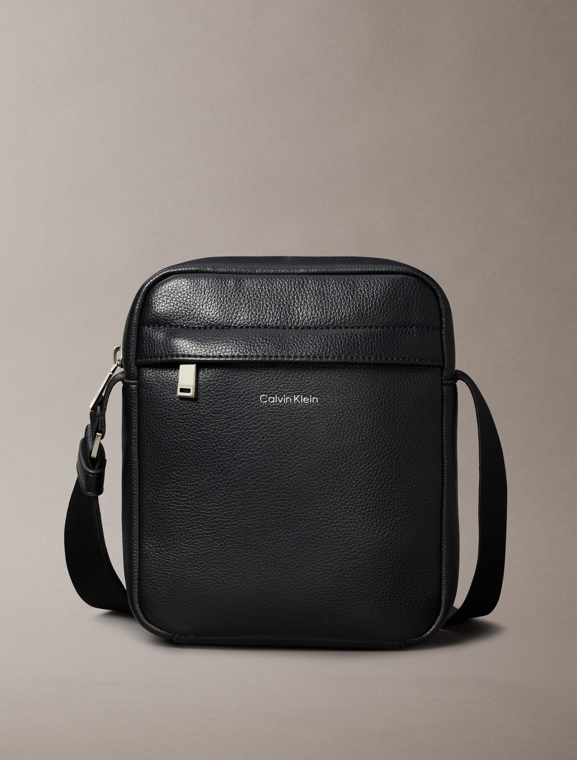 Calvin Klein Umhängetasche RAISED REPORTER, Herren Minibag, Crossbodybag, Schultertasche mit Logoschriftzug – Bild 4 von 5