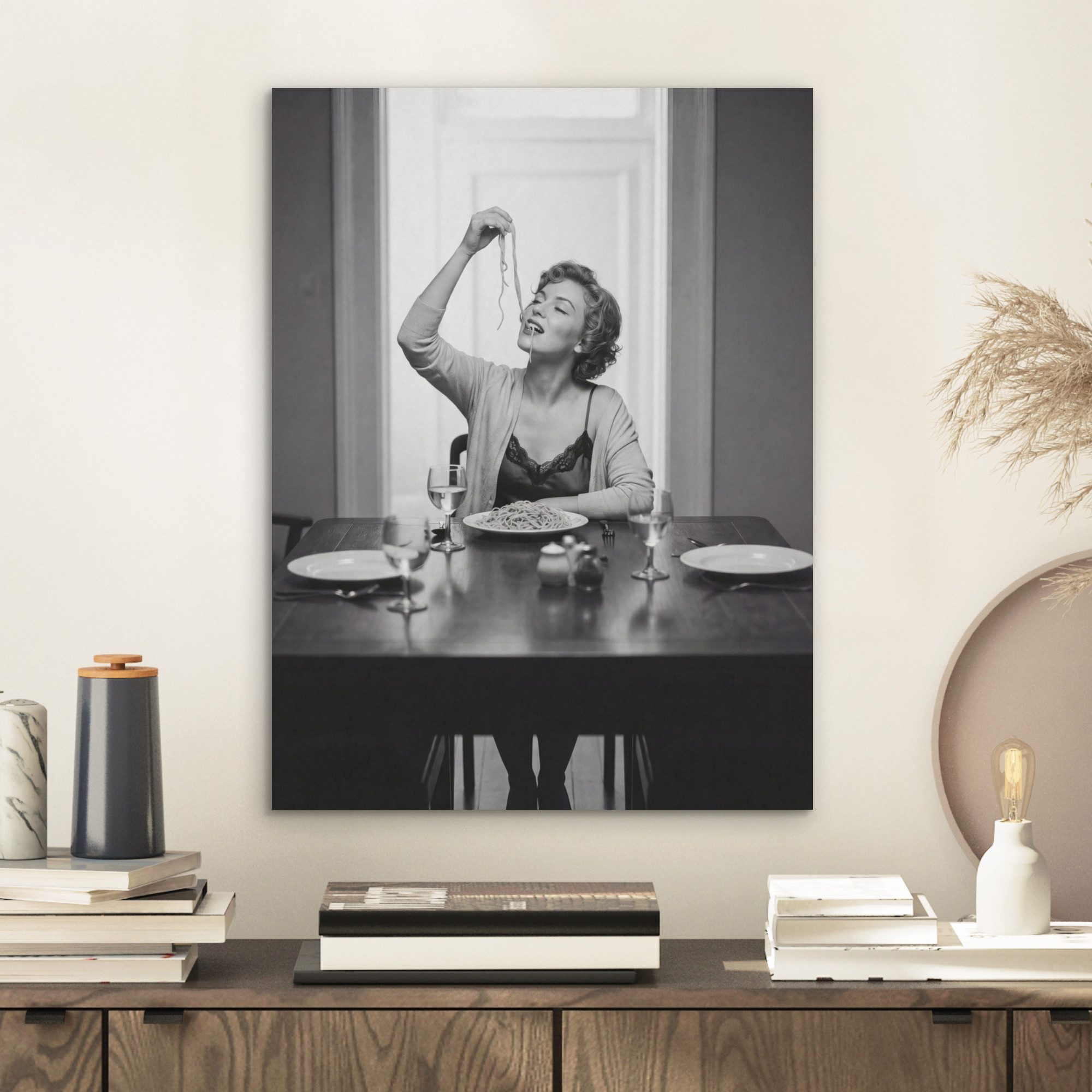 MuchoWow Gemälde Frau - Spaghetti - Schwarz - Weiß, Fotodruck (1 St), Akustikpaneele, Wandpaneele, Schalldämmung, Akustikbilder 30x40 cm