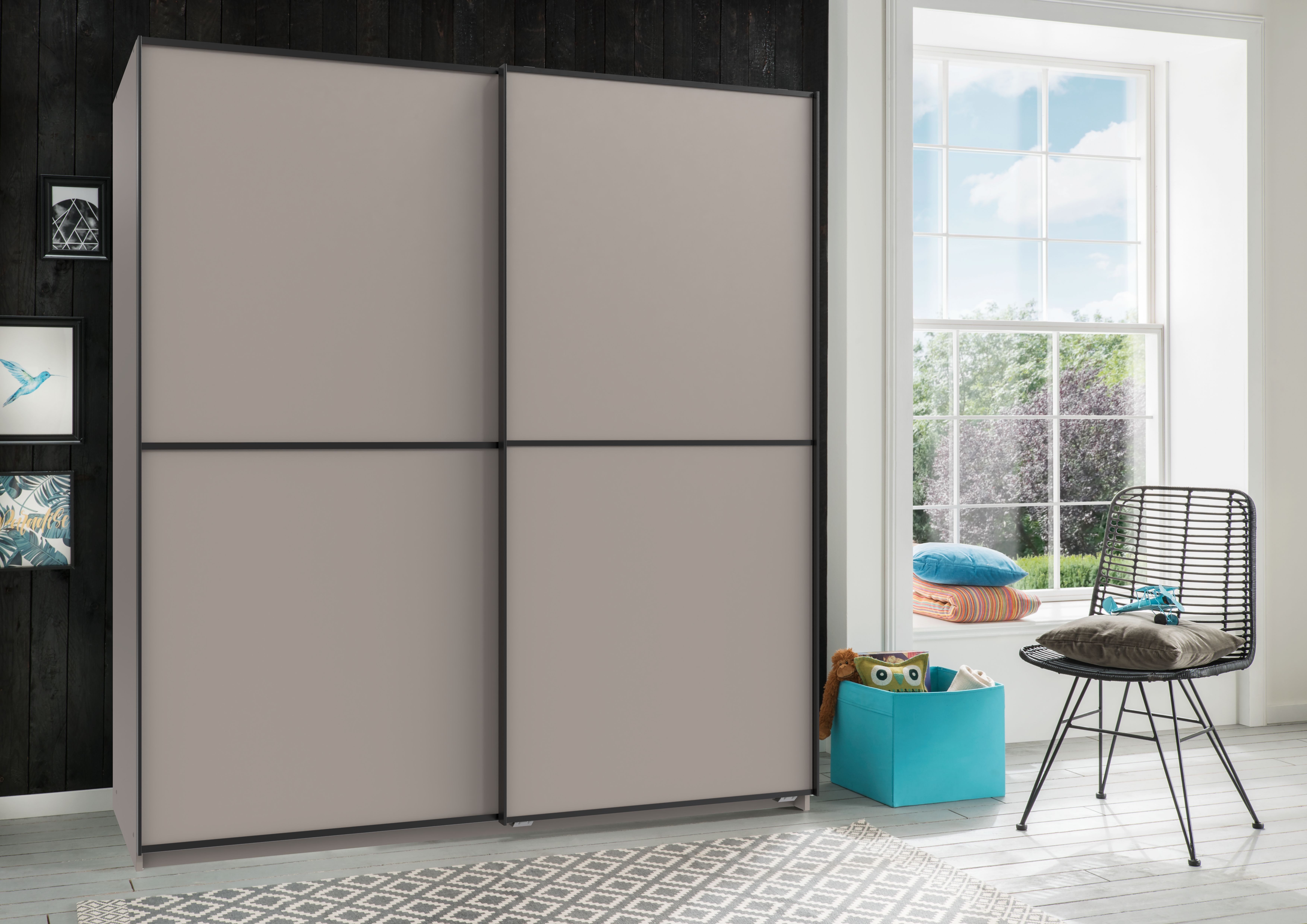 möbel-direkt.de Schwebetürenschrank Ulm in Saharagrau mit Aufleistungen in Schwarz (komplett, 1-St., Schwebetürenschrank in verschiedenen Varianten wählbar) Made in Germany, schwarze Aufleistungen