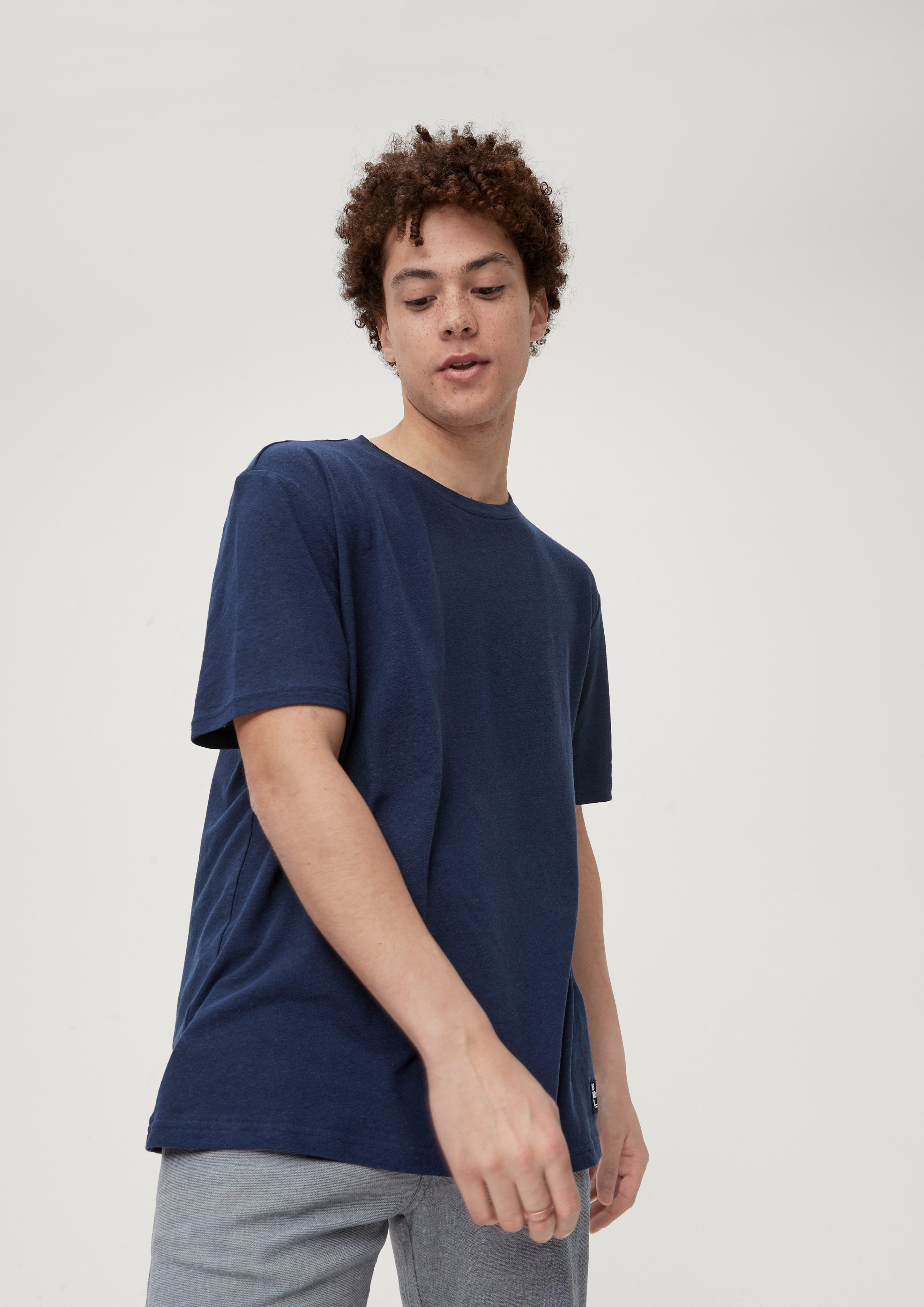 T-Shirt Label-Patch tiefblau Kurzarmshirt QS Leinenmix aus