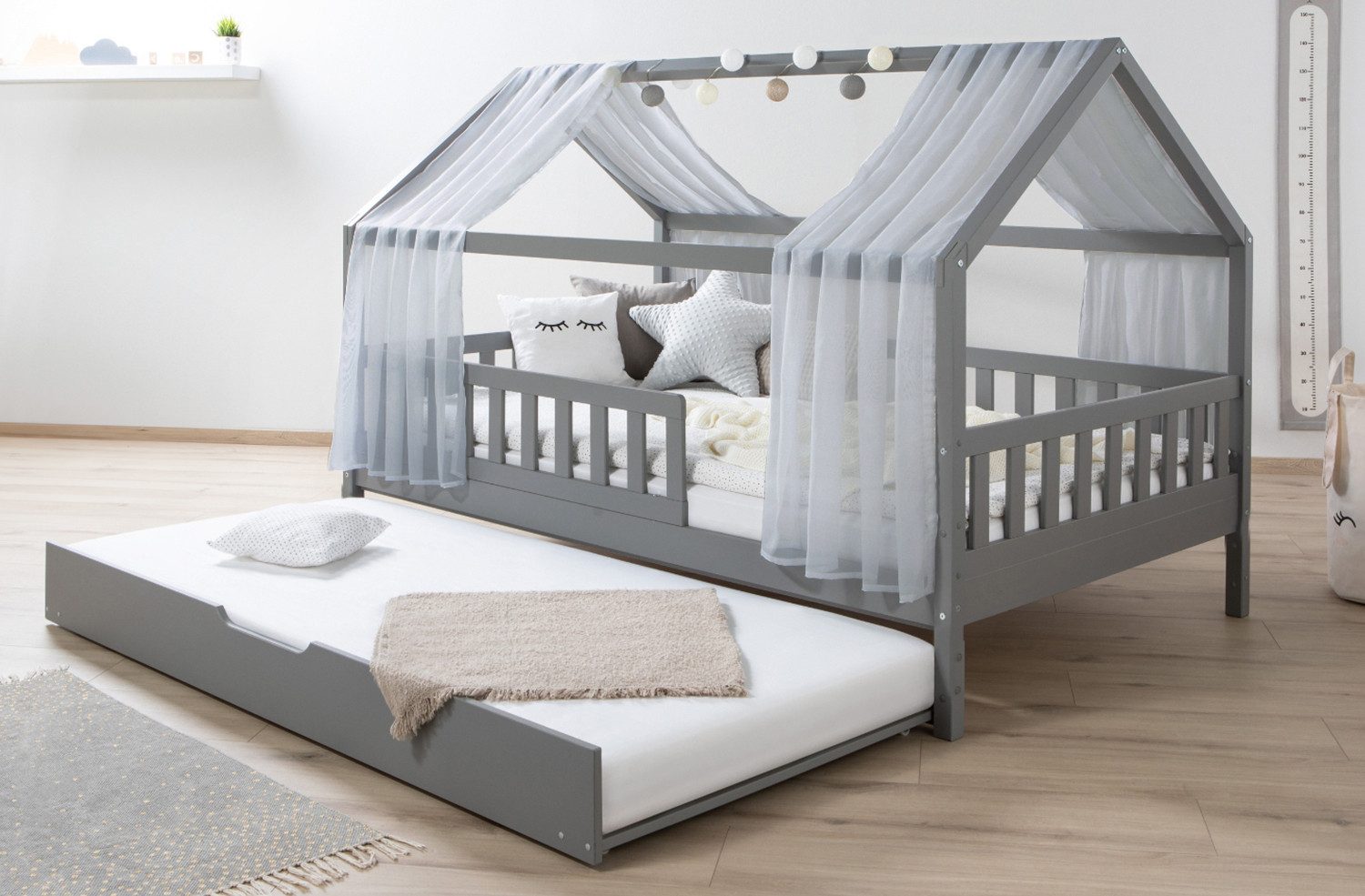 Ticaa Hausbett Kim mit Rausfallschutz und Zusatzbett aus Kiefer, Kinderbett 90x200, inkl. Tüll-Set, mit Rollrost