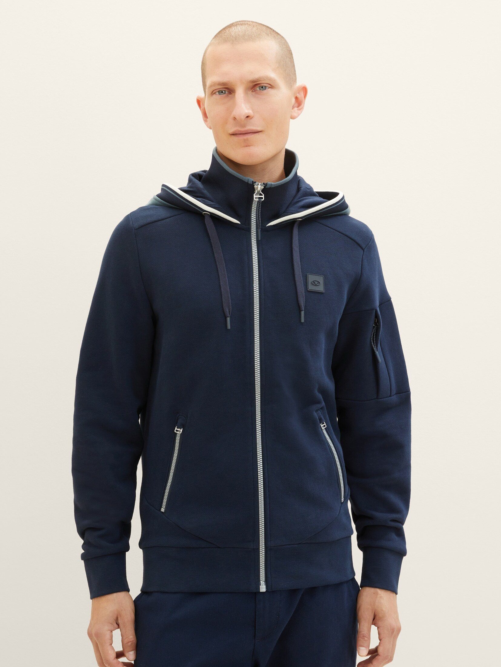 Jacke TAILOR trägt cm 186 groß ist mit und M Stehkragen, Größe TOM Sweatjacke Unser Model