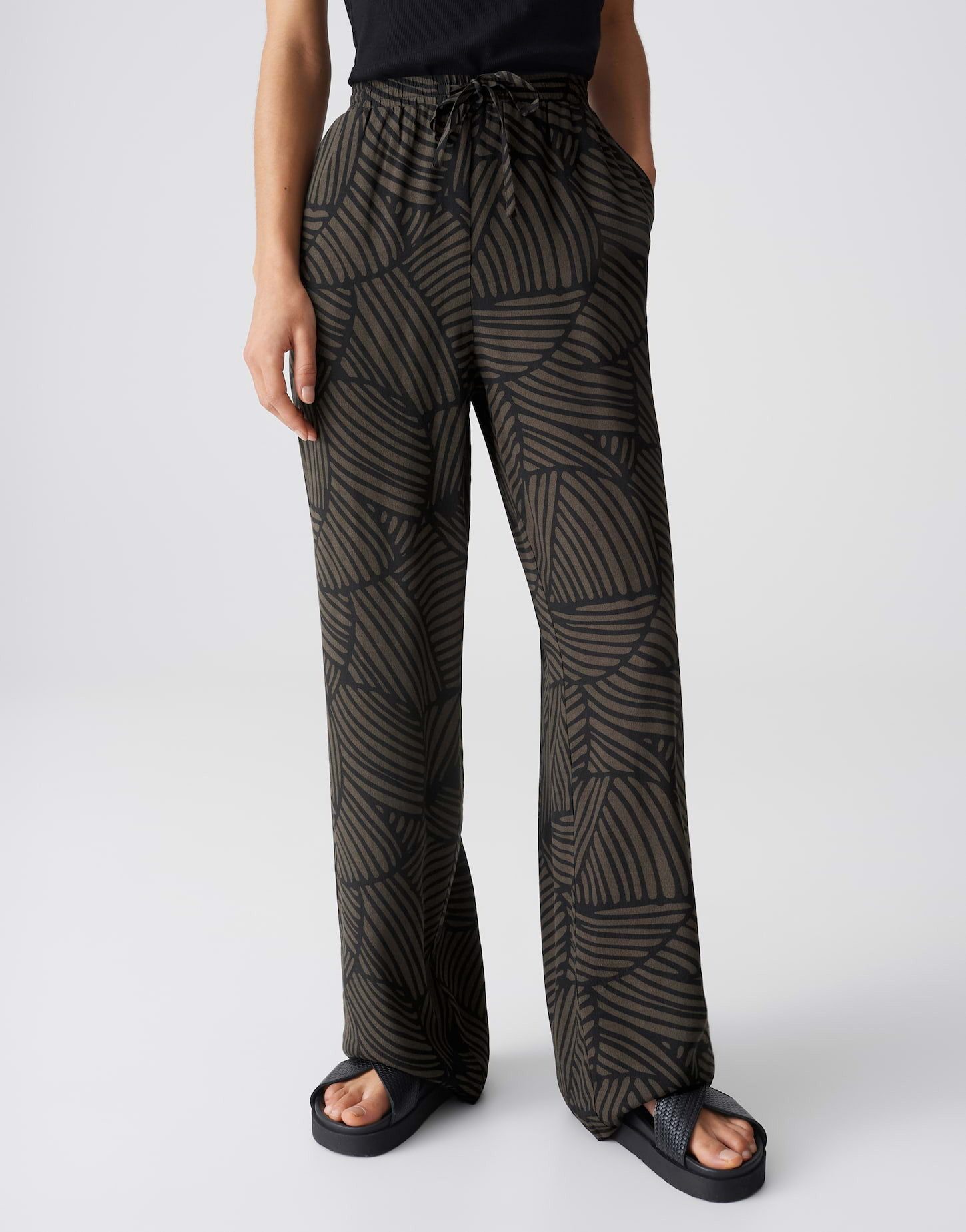OPUS Stoffhose Marou botanical aus Webware mit Crepe Optik Mit Eingrifftaschen für praktische Alltagslooks